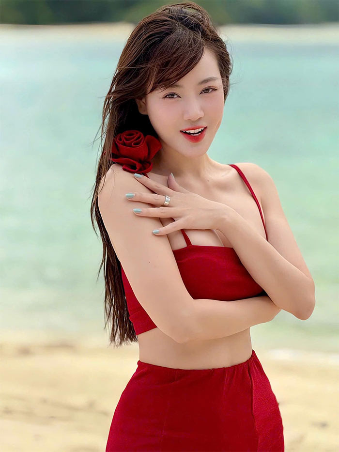 Sau cuộc thi Hoa hậu Hải Dương 2006, Thanh Hương tiếp tục việc học tại Cao đẳng Nghệ thuật Hà Nội. Tốt nghiệp cao đẳng, Thanh Hương đầu quân cho Nhà hát Kịch Hà Nội rồi học lên đại học. Thanh Hương gây chú ý từ vai Phan Hương trong phim "Người phán xử". Sau đó cô gây ấn tượng với khán giả qua loạt vai diễn trong "Quỳnh búp bê", "Mùa hoa tìm lại", "Những ngày không quên", "Cuộc đời vẫn đẹp sao", "Người một nhà"… (Ảnh: FB Nguyễn Thanh Hương)