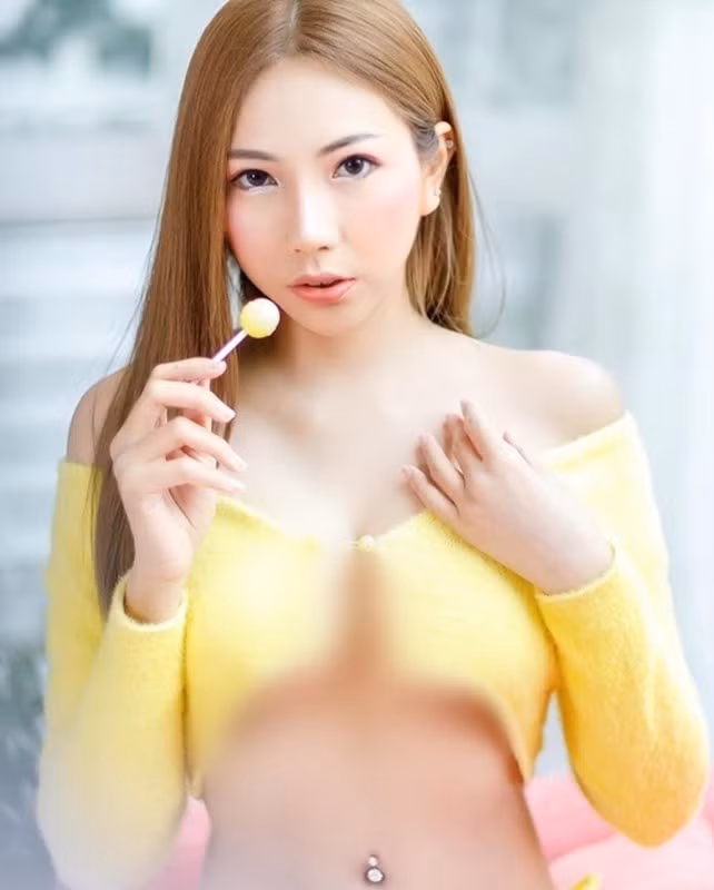 Aunchulee Kasiwech, một gương mặt quen thuộc trong làng giải trí Thái Lan, nổi tiếng với vẻ đẹp quyến rũ và phong cách thời trang hở bạo.