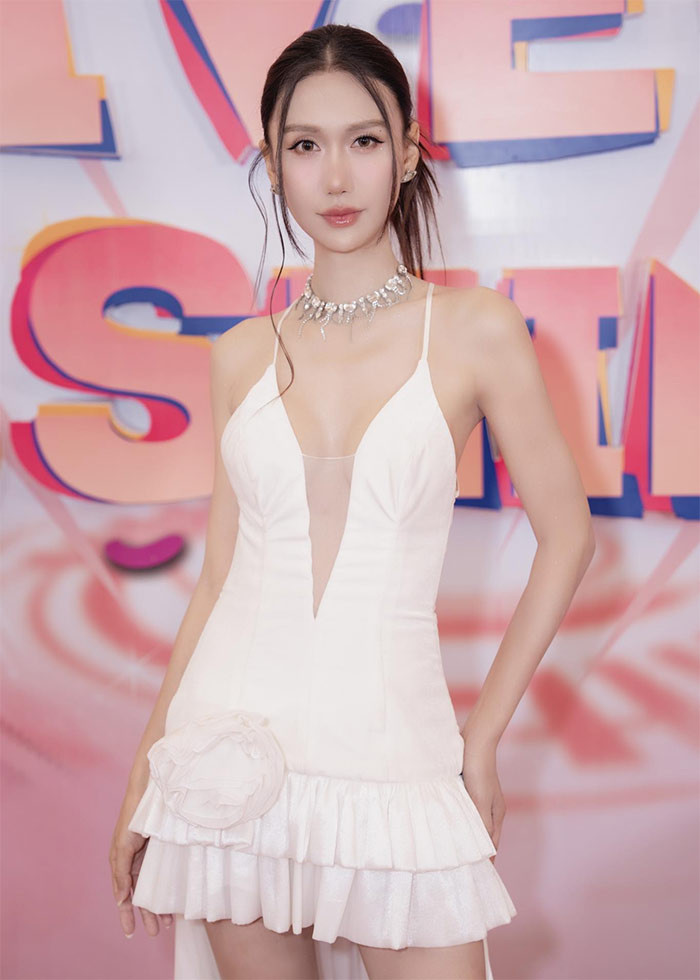 Theo chia sẻ của giọng ca "Tạm biệt nhé", cô từng phẫu thuật thẩm mỹ mũi, mắt, tiêm má baby, gọt hàm, hạ đường chân tóc, nâng ngực. (Ảnh: FB Tô Ngọc Bảo Linh)