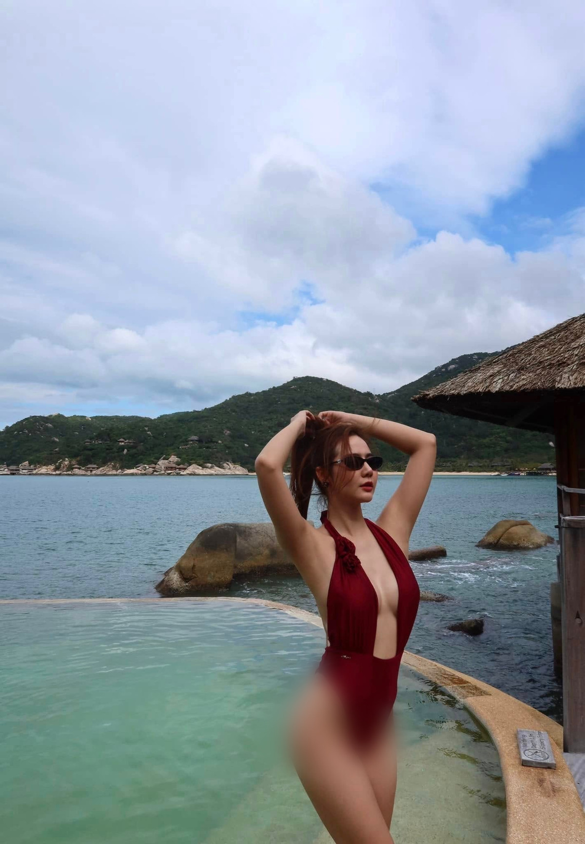 Diễn viên Huyền Lizzie thường xuyên diện những bộ bikini hai mảnh nhỏ xíu, khoe trọn đường cong nóng bỏng và làn da trắng mịn. Ảnh: FB Phan Minh Huyền