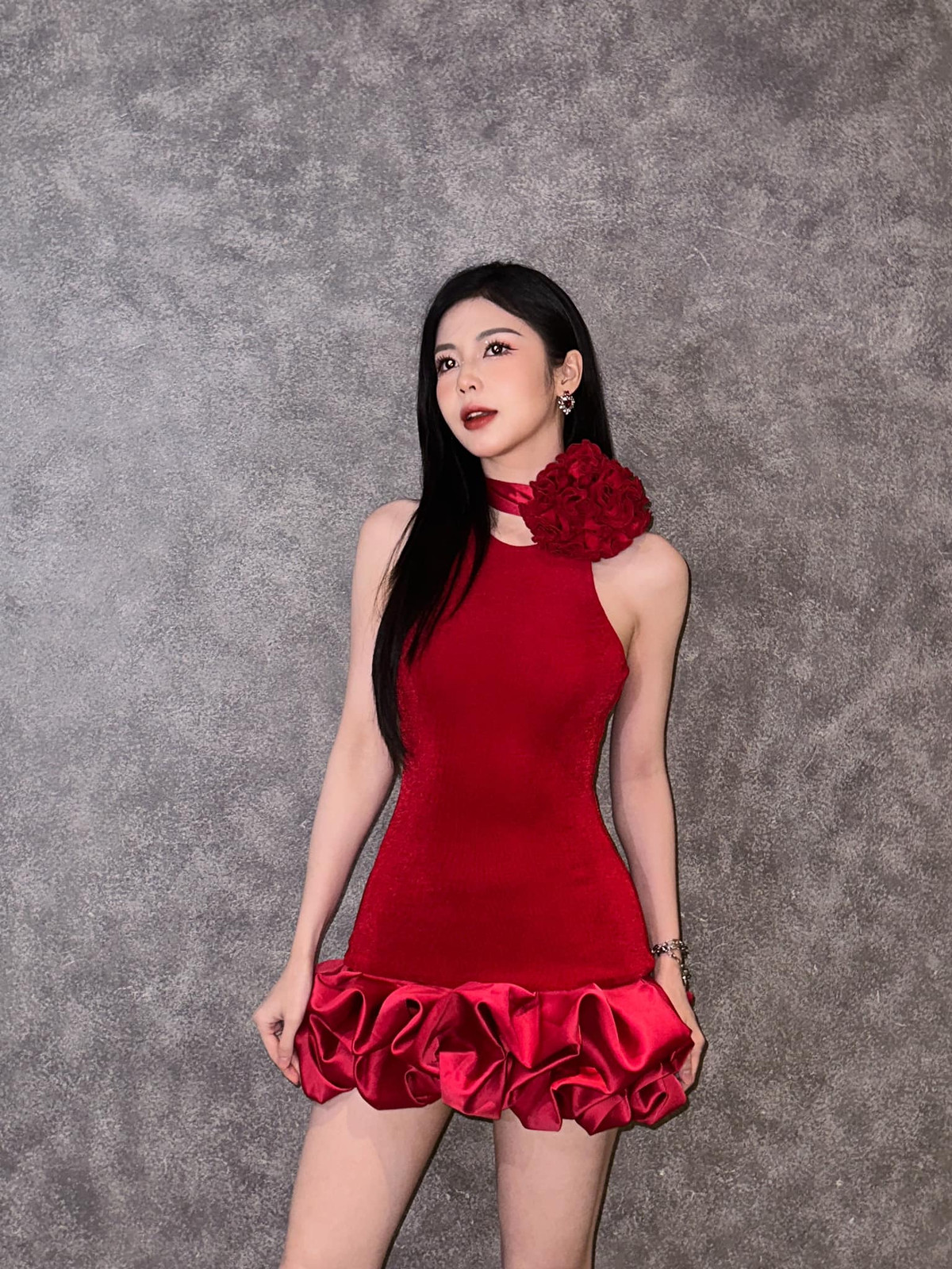 Trên trang cá nhân, những bức ảnh khoe nhan sắc quyến rũ của Liz Kim Cương nhận nhiều lượt thích, bình luận từ khán giả. Ảnh: FB Liz Kim Cương