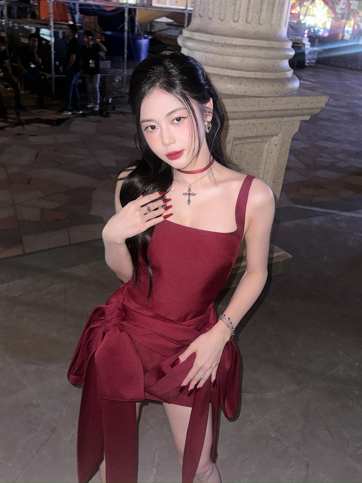 Giọng ca "Khác biệt to lớn" ưa chuộng những mẫu trang phục có phom dáng đơn giản nhưng năng động, trẻ trung. Ảnh: FB Liz Kim Cương