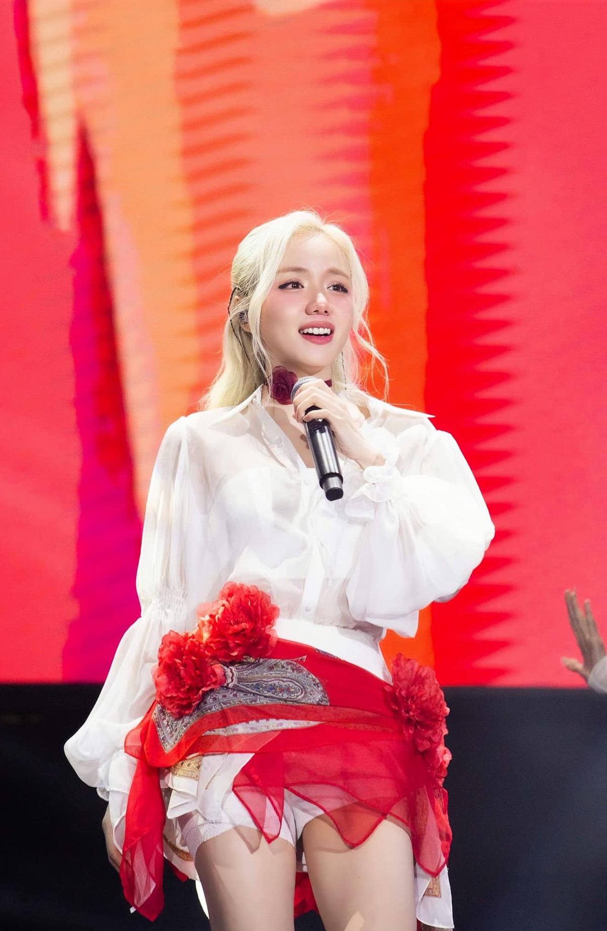 Mỗi khi xuất hiện, Phương Ly luôn biết cách thu hút mọi ánh nhìn với những bộ cánh thời thượng, tôn lên đường cong quyến rũ. Ảnh: FB Phương Ly