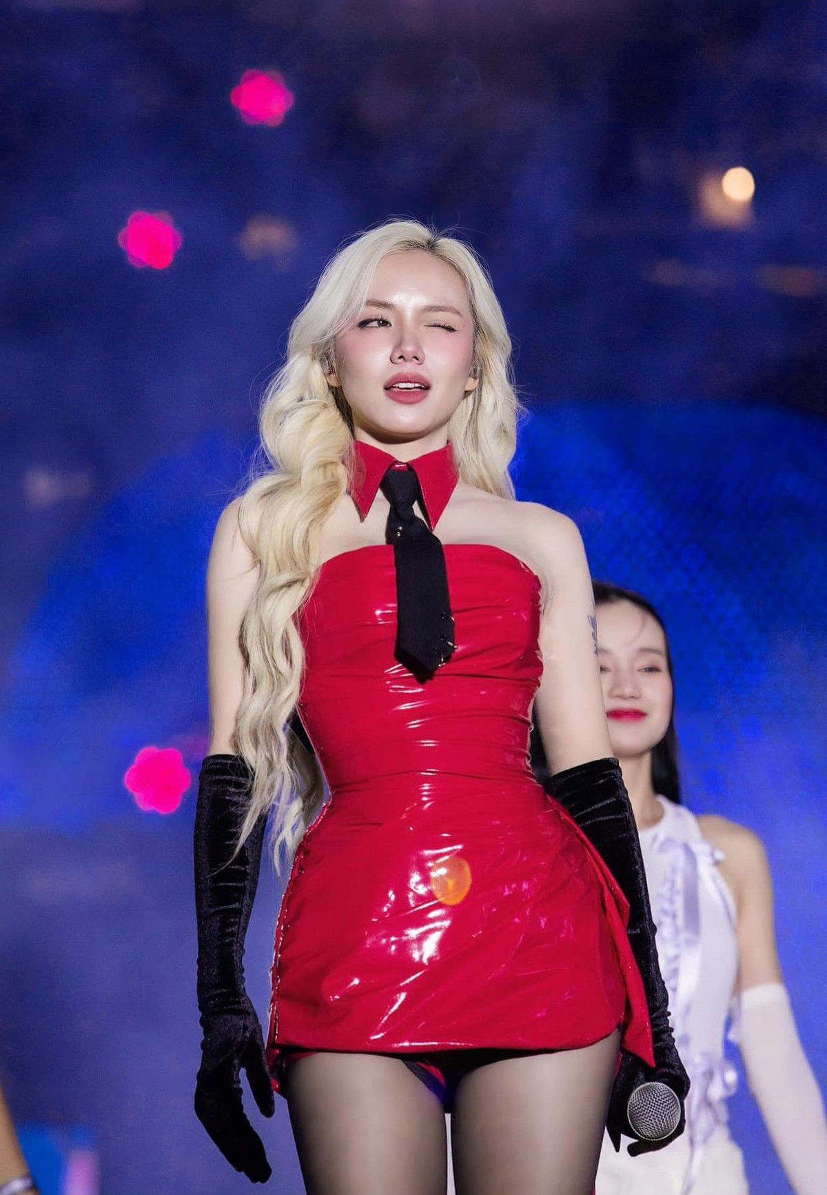 Phương Ly còn được gọi là "mỹ nhân tóc bạch kim" của Vbiz. Ảnh: FB Phương Ly