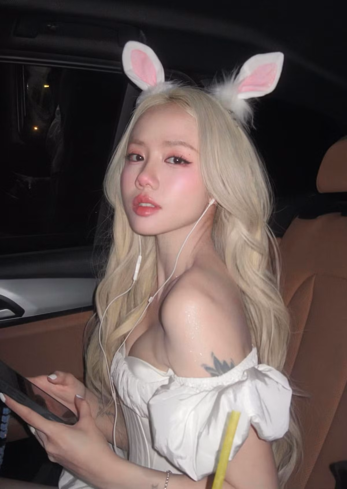 Cùng với đó, gu thời trang đa dạng, từ cá tính đến ngọt ngào, đã giúp ca sĩ Phương Ly luôn giữ được sự tươi mới, hấp dẫn. Ảnh: FB Phương Ly