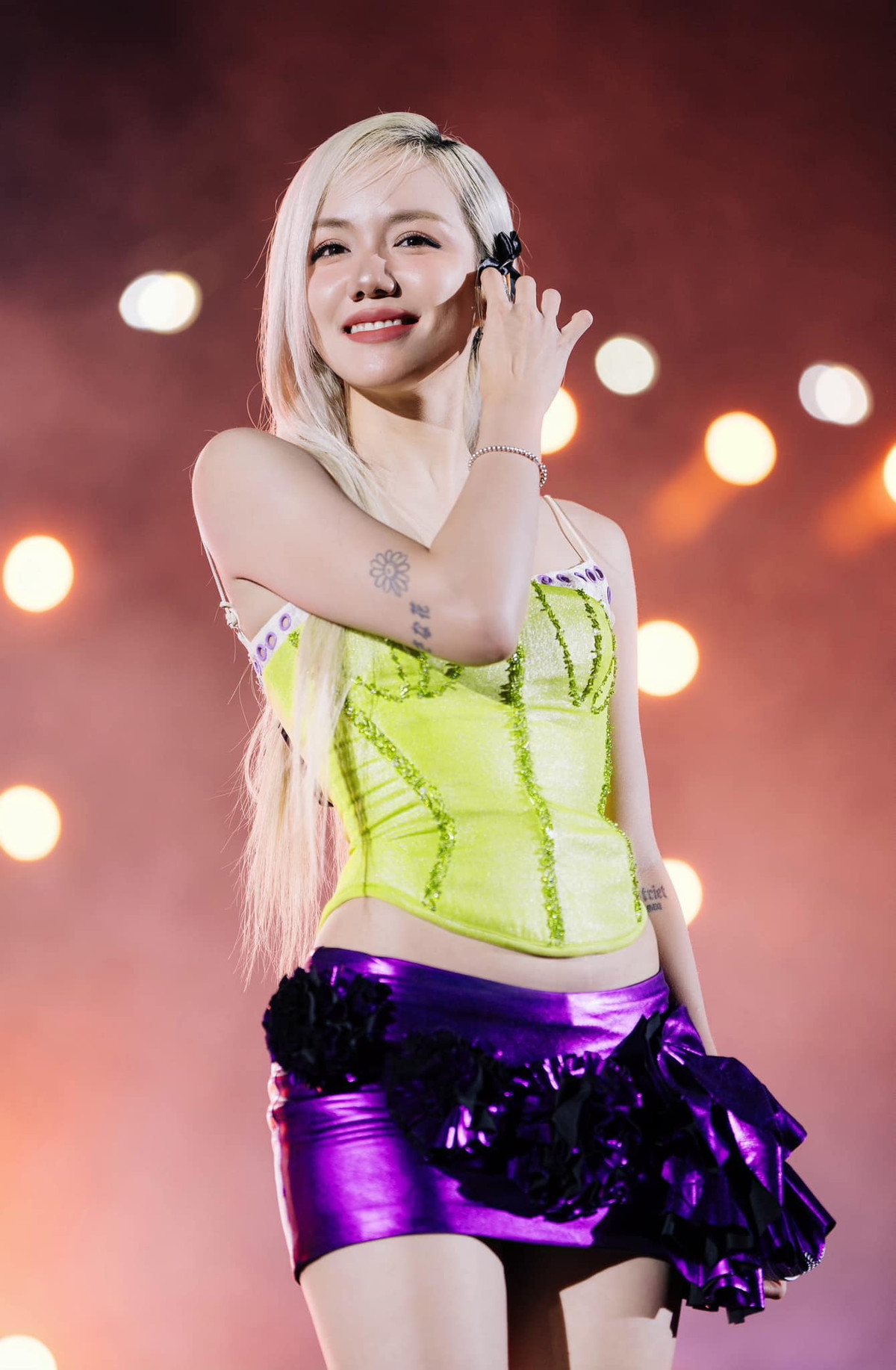 Trên sân khấu, mỹ nhân 35 tuổi trở thành tâm điểm vì luôn xuất hiện nổi bật với những bộ cánh đầy màu sắc. Ảnh: FB Phương Ly