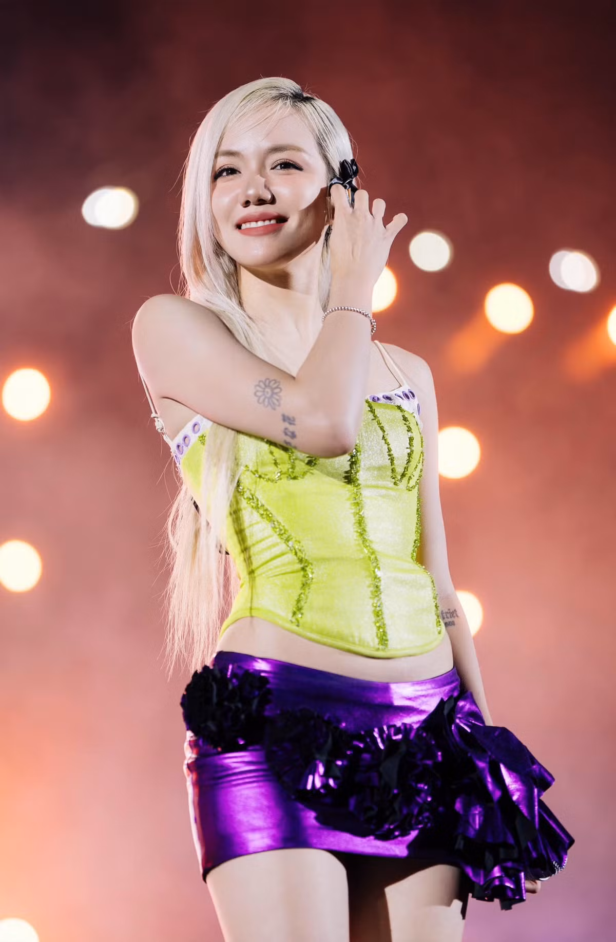 Trên sân khấu, mỹ nhân 35 tuổi trở thành tâm điểm vì luôn xuất hiện nổi bật với những bộ cánh đầy màu sắc. Ảnh: FB Phương Ly