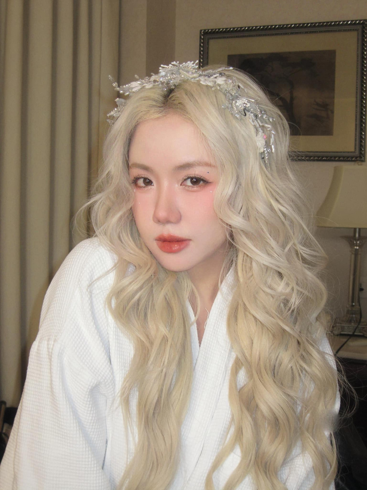 Sở hữu làn da trắng mịn màng không tì vết, vóc dáng thon thả cùng mái tóc trắng ấn tượng, Phương Ly thường xuyên tạo điểm nhấn bằng set đồ không thể nổi hơn. Ảnh: FB Phương Ly