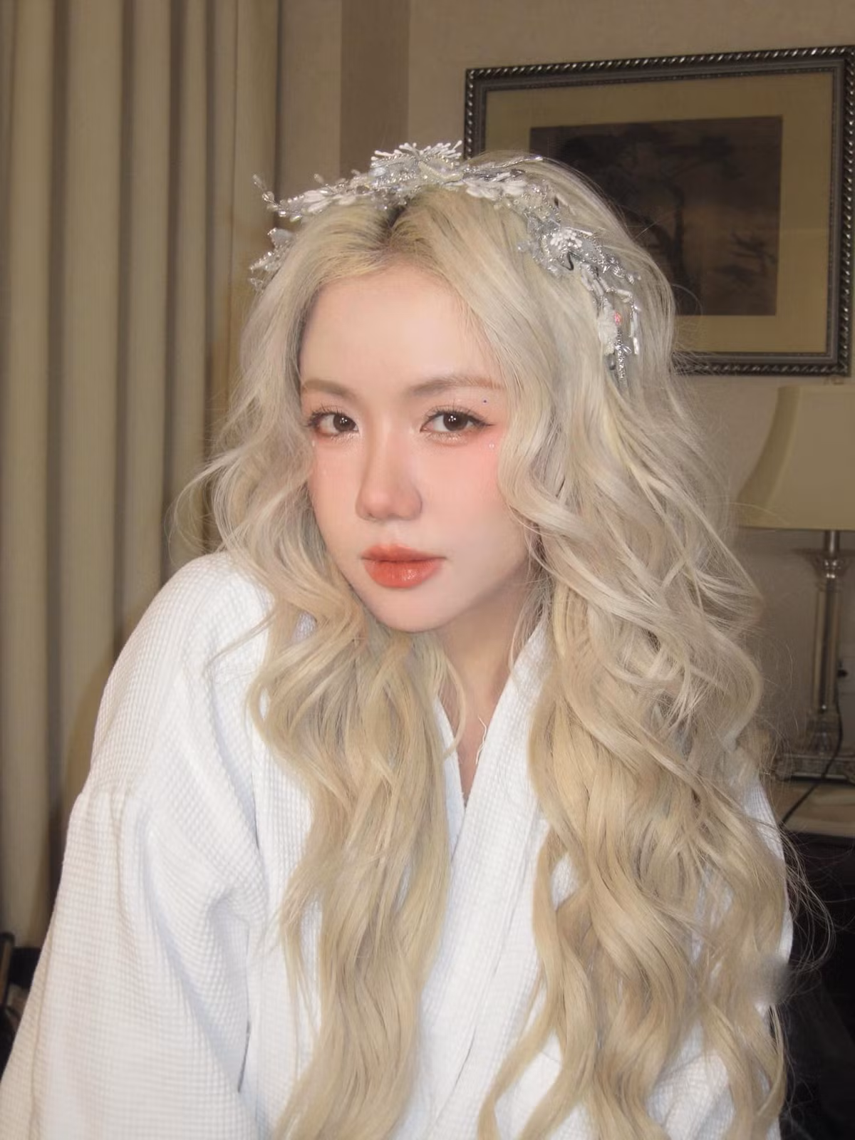 Sở hữu làn da trắng mịn màng không tì vết, vóc dáng thon thả cùng mái tóc trắng ấn tượng, Phương Ly thường xuyên tạo điểm nhấn bằng set đồ không thể nổi hơn. Ảnh: FB Phương Ly