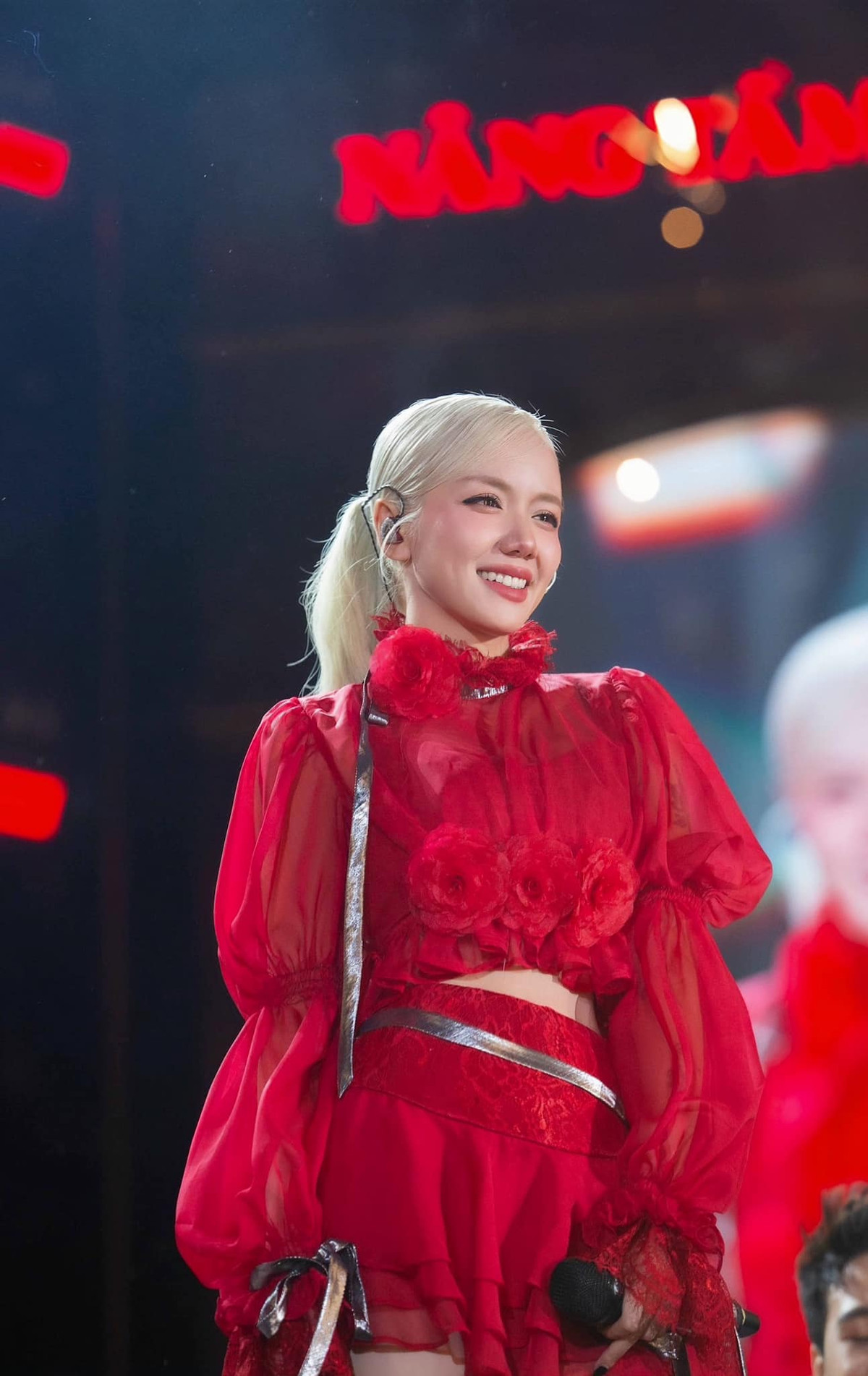 Mái tóc bạch kim giúp Phương Ly trở nên nổi bật, cá tính. Ảnh: FB Phương Ly