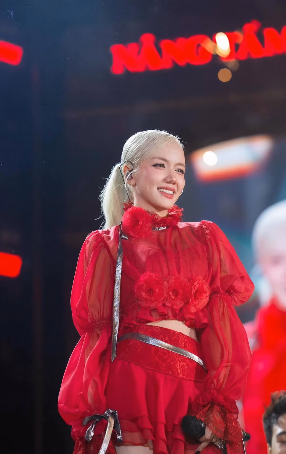 Mái tóc bạch kim giúp Phương Ly trở nên nổi bật, cá tính. Ảnh: FB Phương Ly