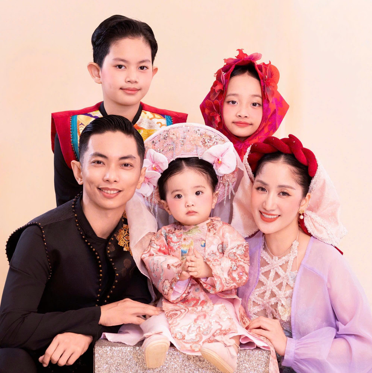 “Cosplay” MV Bắc Bling của Hoà Minzy, gia đình Khánh Thi Phan Hiển gây sốt cõi mạng. Ảnh: FB Khanh Thi Phan Hien