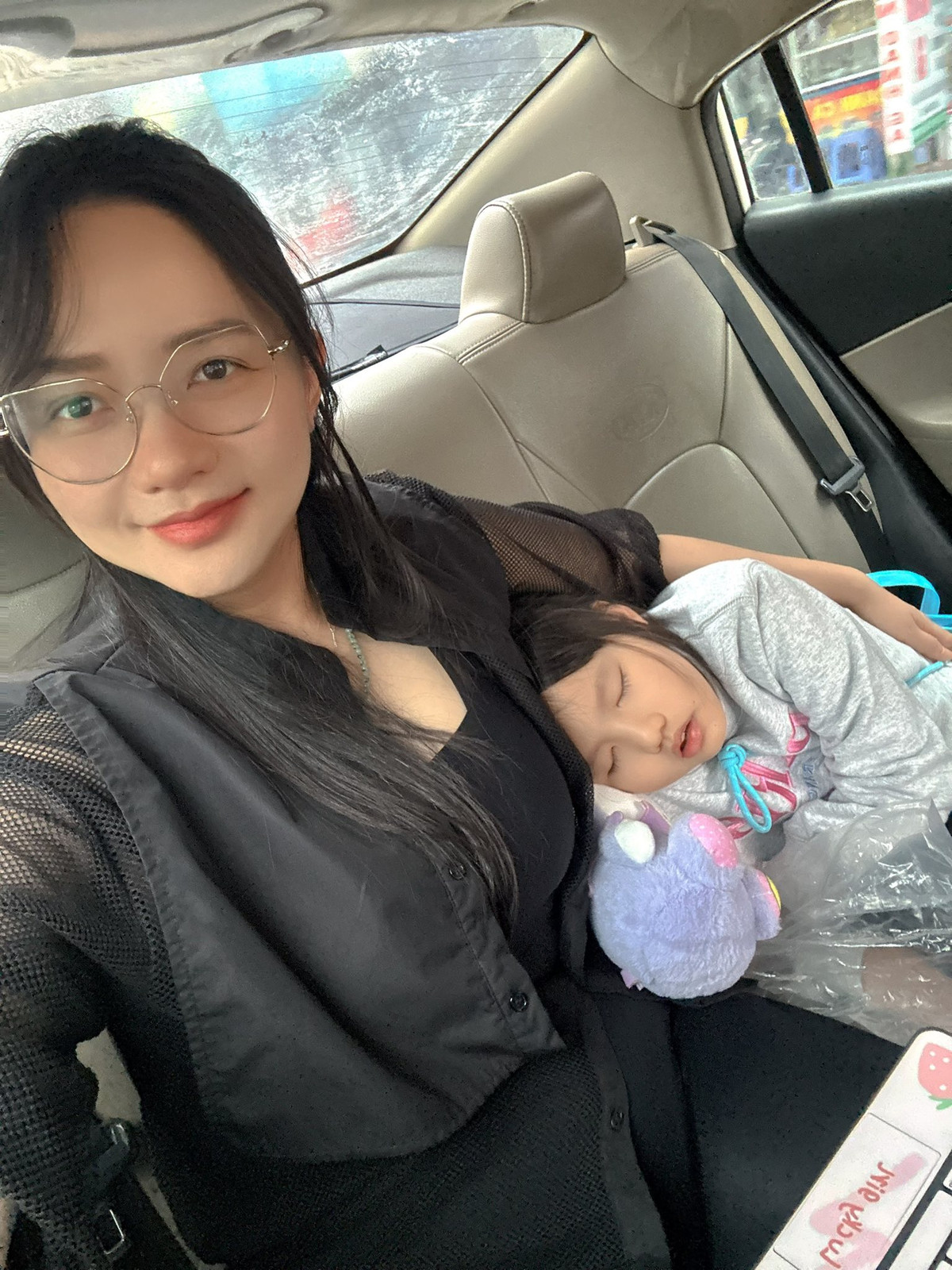 Phan Như Thảo chào tháng 4 với khoảnh khắc "dìm" con gái. Ảnh: FB Phan Như Thảo