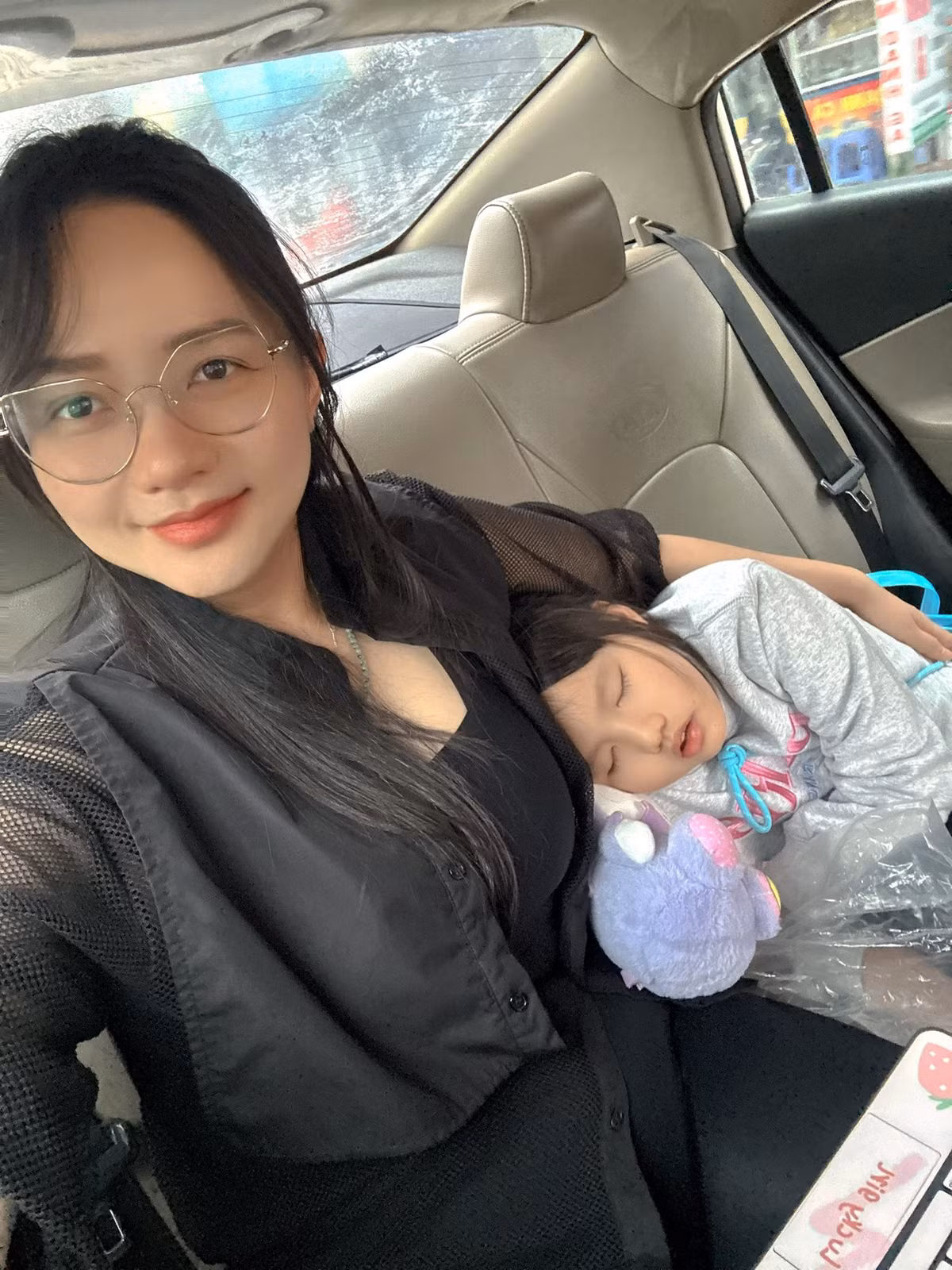 Phan Như Thảo chào tháng 4 với khoảnh khắc "dìm" con gái. Ảnh: FB Phan Như Thảo