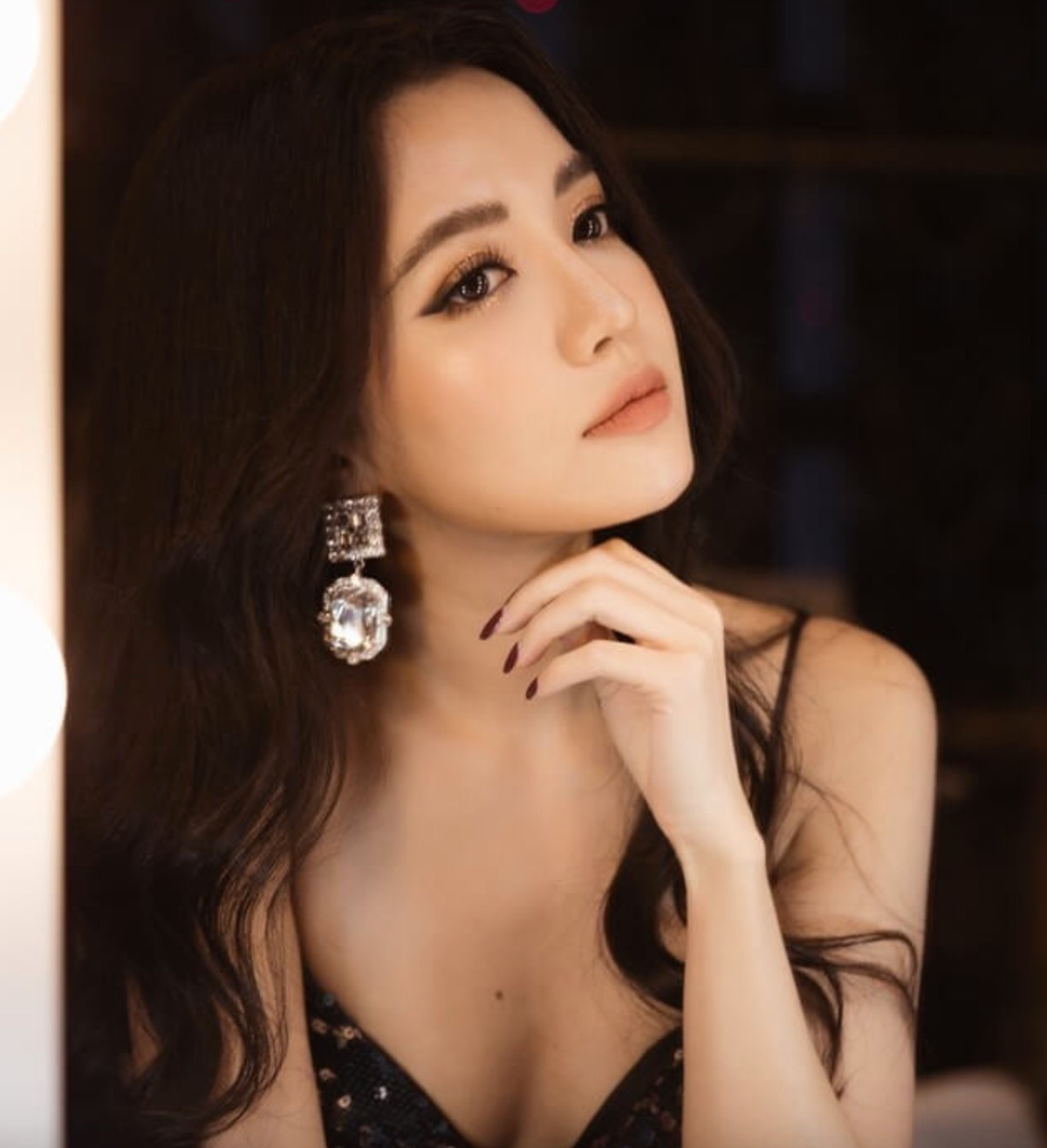 Cô cũng thừa nhận nhờ cậy phẫu thuật thẩm mỹ để có dáng mũi và cằm thanh thoát, xinh đẹp hơn. Ảnh: FB Bui Bich Phuong