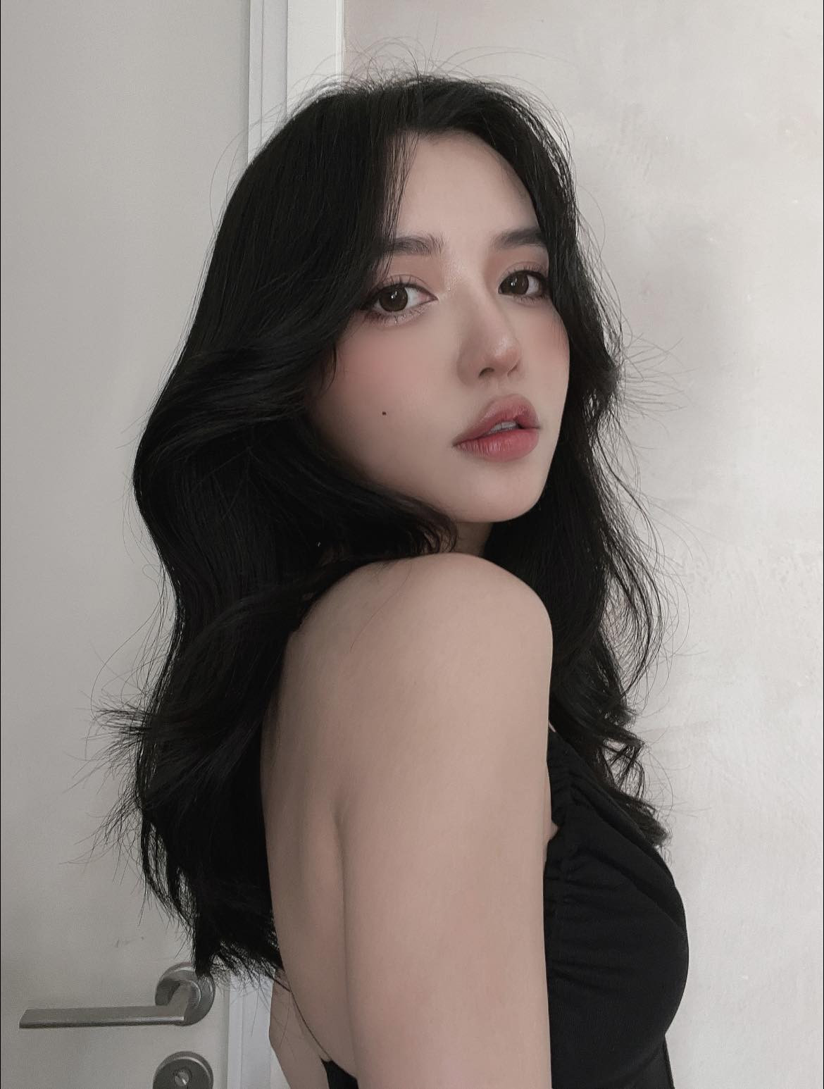 Bích Phương nói thẳng rằng trên mặt cô có một chiếc mũi giả và một chiếc cằm giả; còn gương mặt đẹp lên hay những điểm khác biệt khác là do kỹ năng trang điểm. Cô cũng công khai việc cân chỉnh khuôn mặt bằng chất làm đầy. Ảnh: FB Bui Bich Phuong