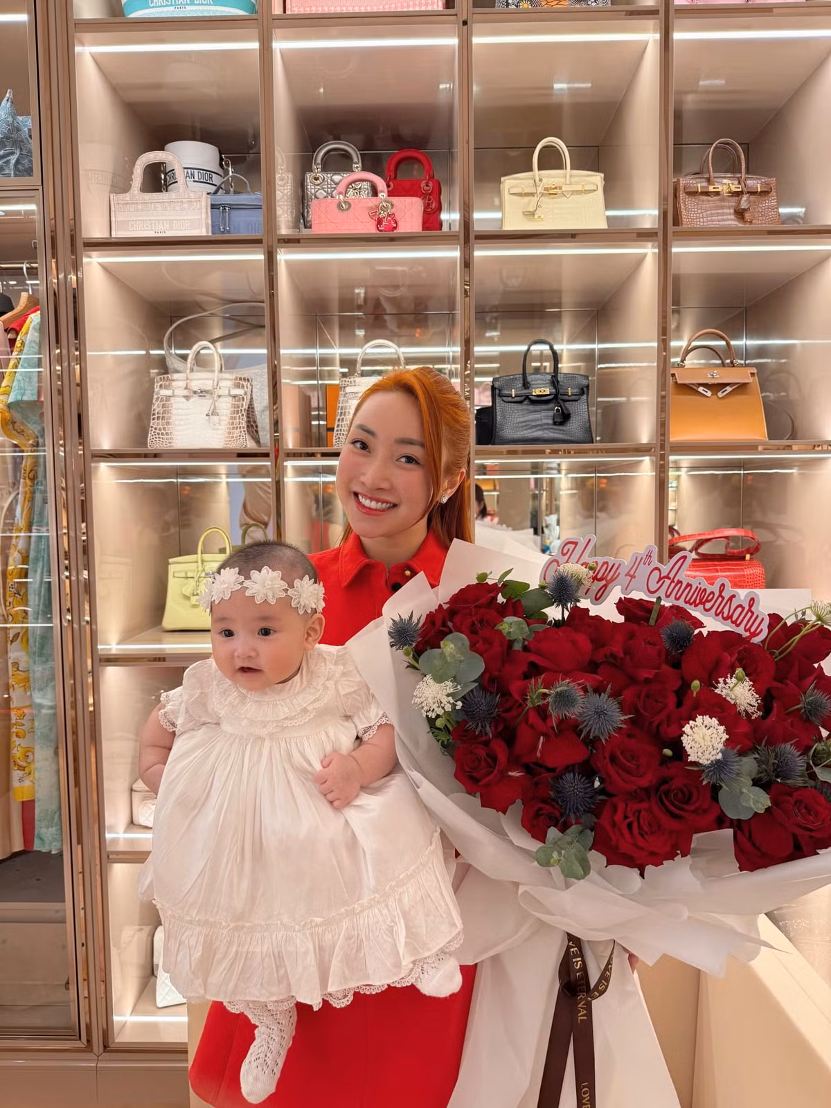 Nữ doanh nhân còn tự hào khoe cô đi đâu cũng dùng thẻ của chồng để thanh toán. Điều này cho thấy Lý Thùy Chang được Chi Bảo yêu chiều. Ảnh: FB Lý Thuỳ Chang