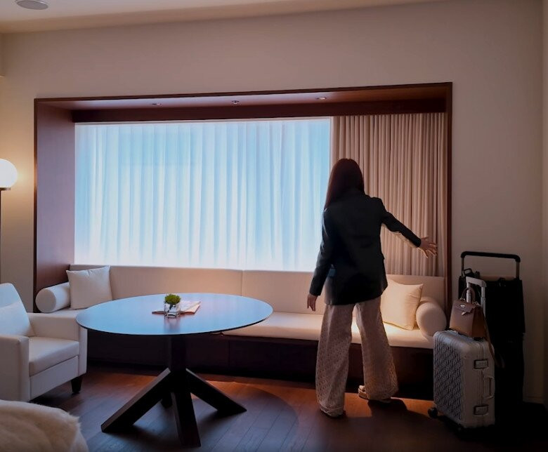 Vợ chồng Chi Bảo quyết định ở tại khách sạn nằm gần con phố mua sắm đắt đỏ bậc nhất. Lý Thùy Chang giới thiệu từ khách sạn đi ra những cửa hàng mua sắm lớn chỉ mất khoảng 2 phút đi bộ. Ảnh chụp màn hình