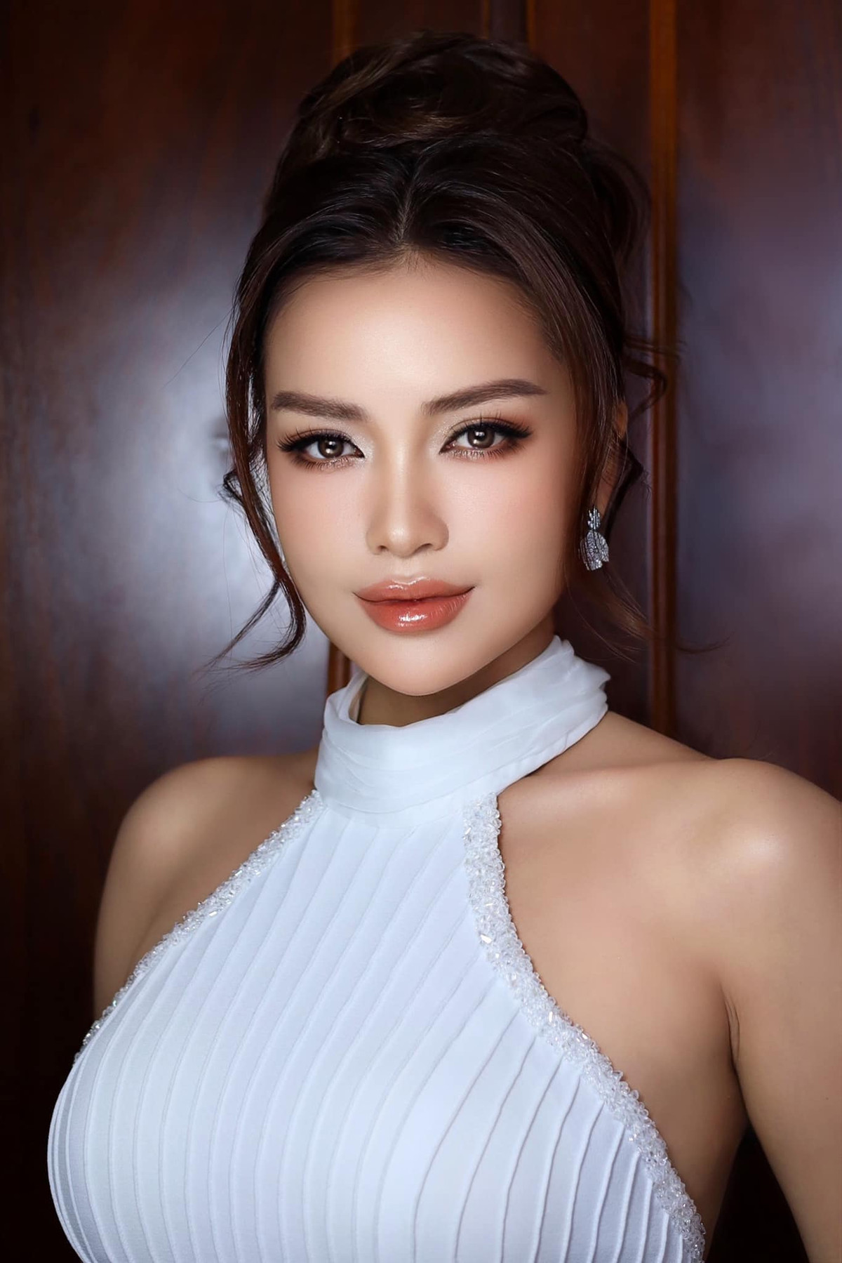 Hoa hậu Ngọc Châu khoe cận gương mặt được trang điểm sắc nét. Ảnh: FB Nguyễn Thị Ngọc Châu