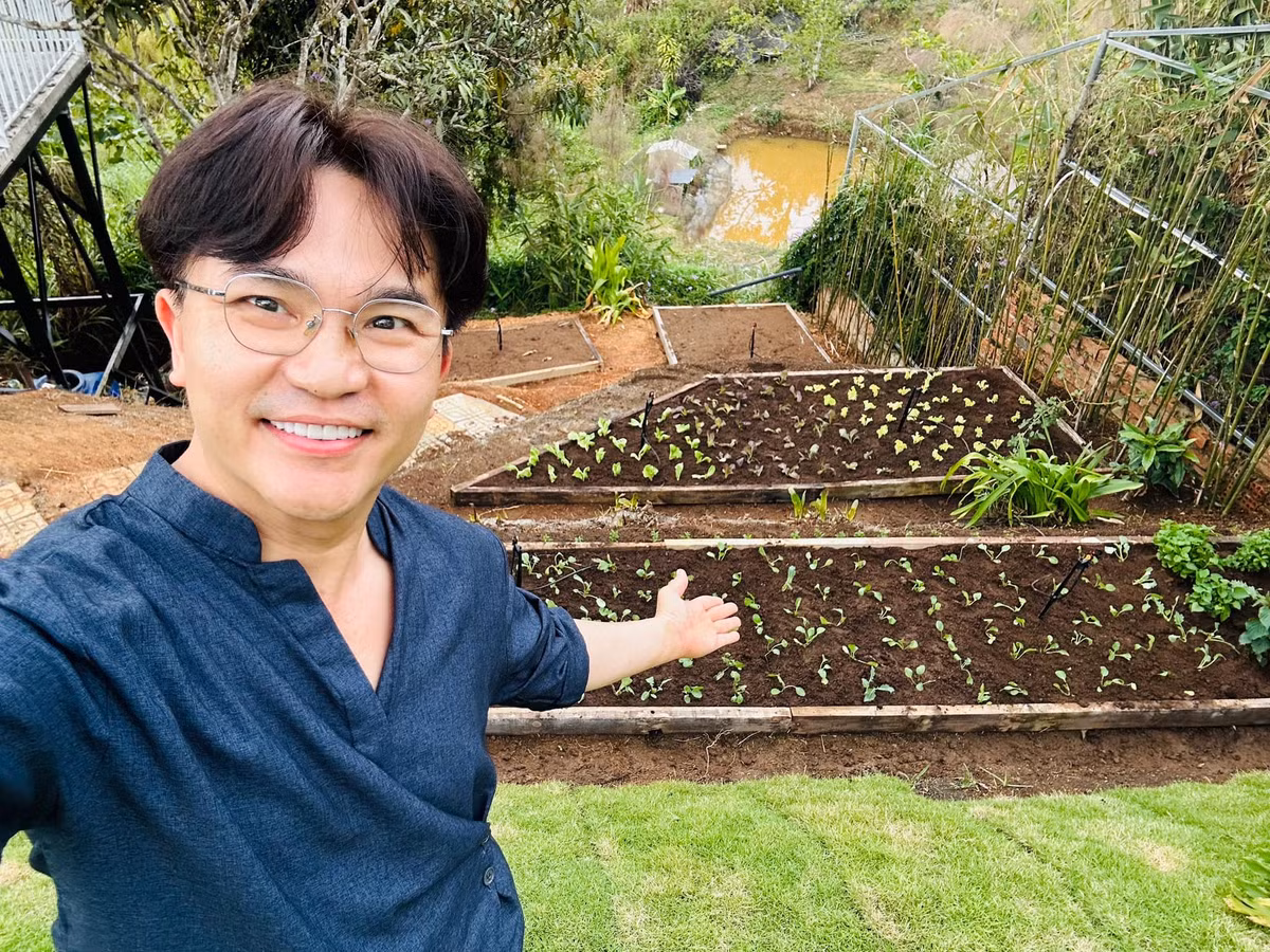 MC Đại Nghĩa hào hứng khoe thành quả khi tự tay chăm vườn rau xanh ở quê. Ảnh: FB Bùi Đại Nghĩa