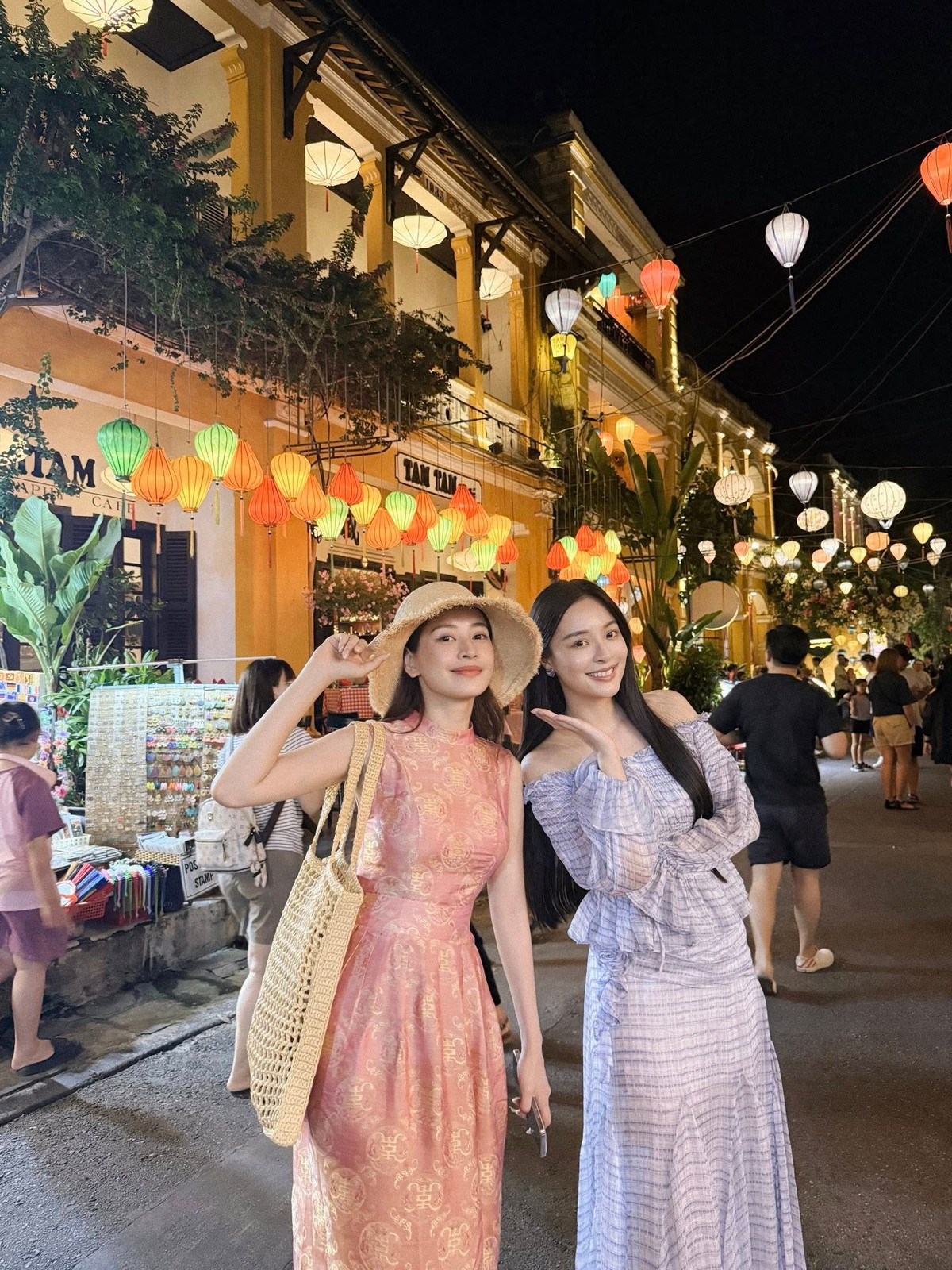 Chi Pu đưa đồng nghiệp người Trung Quốc Lý Sa Mân Tử thăm thú phố cổ Hội An. Ảnh: FB Chi Pu