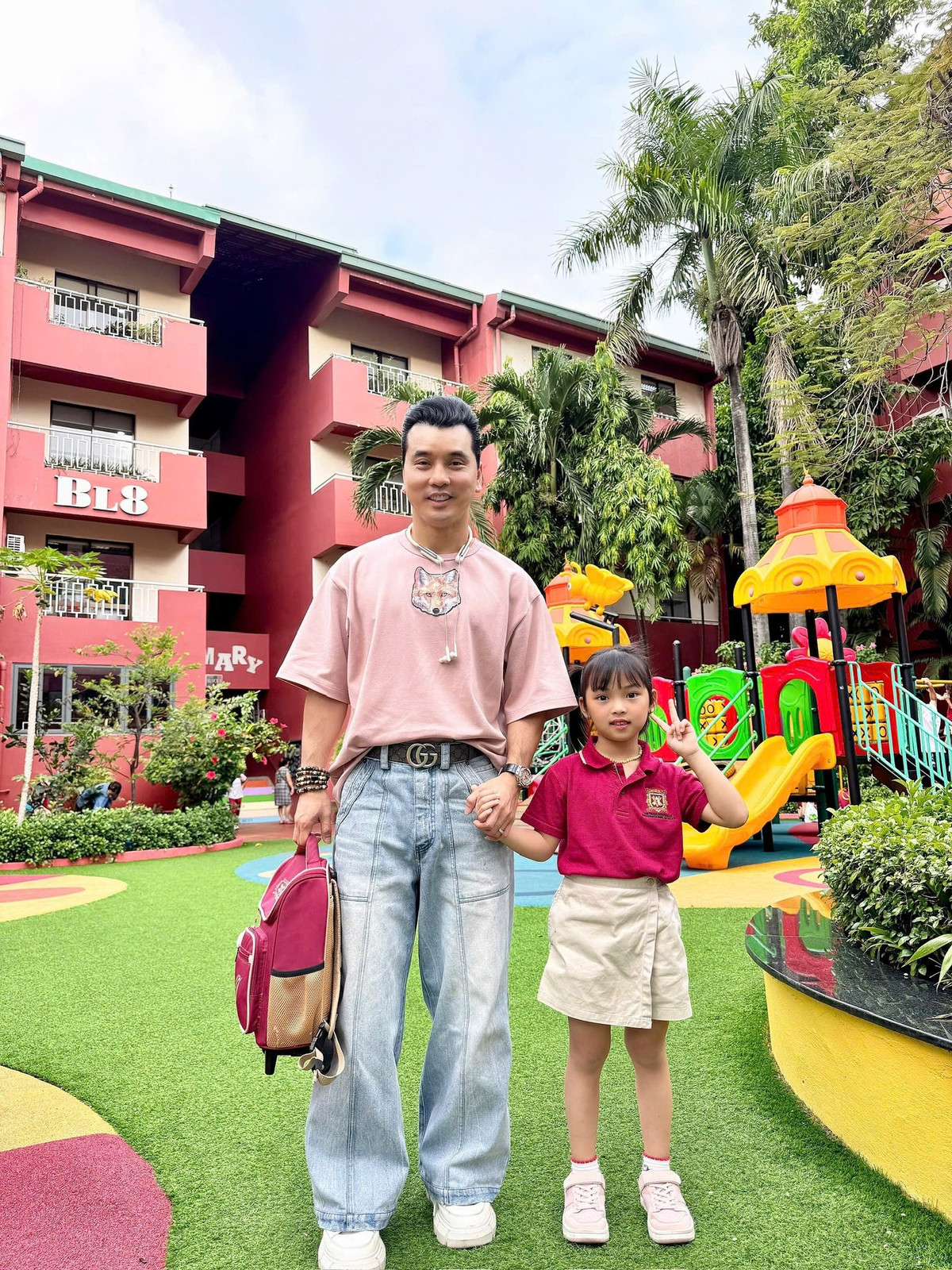 Ưng Hoàng Phúc đưa con đi học. Ảnh: FB Ưng Hoàng Phúc