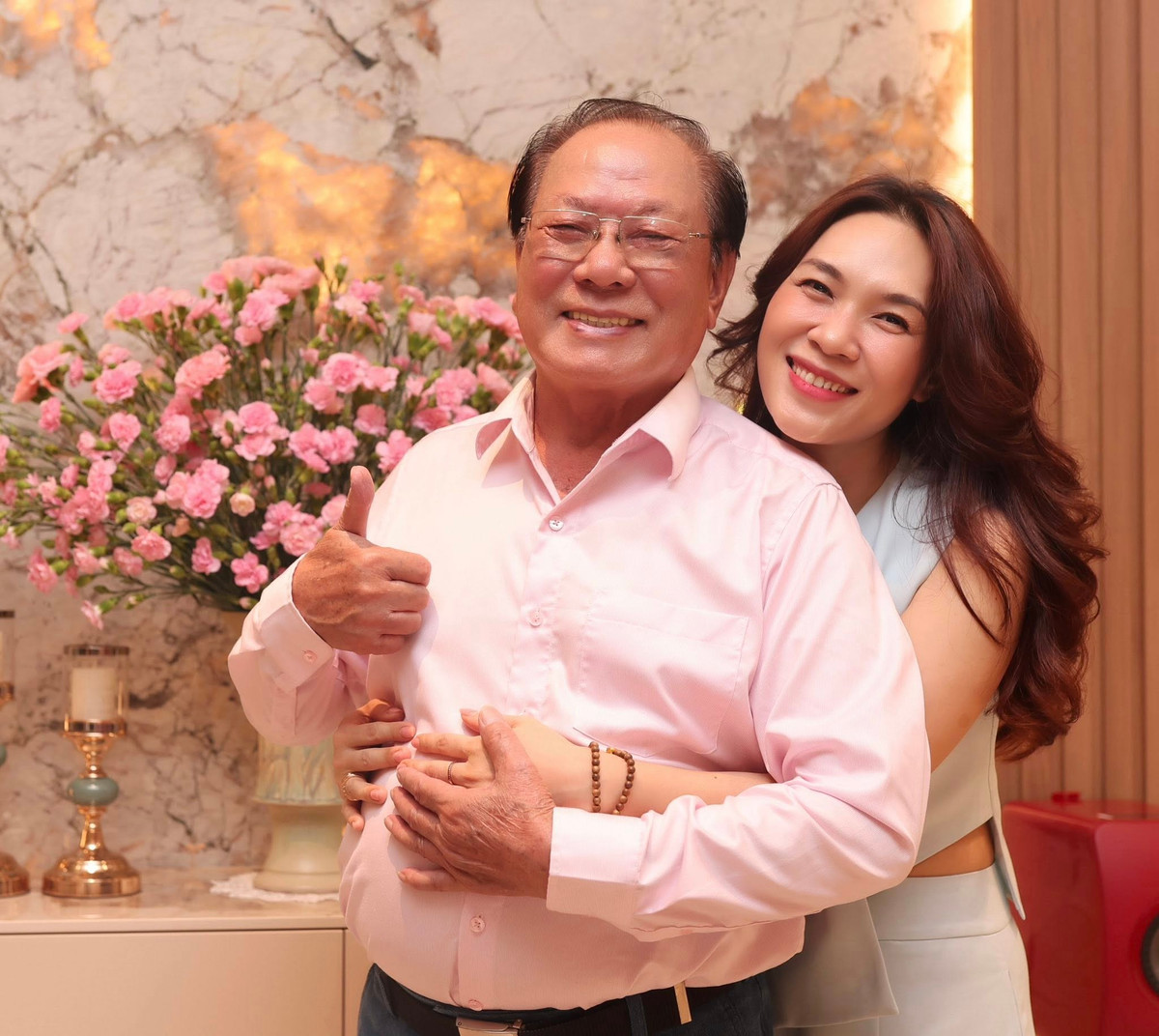 Ca sĩ Mỹ Tâm hạnh phúc trong ngày sinh nhật bố. Ảnh: FB My Tam