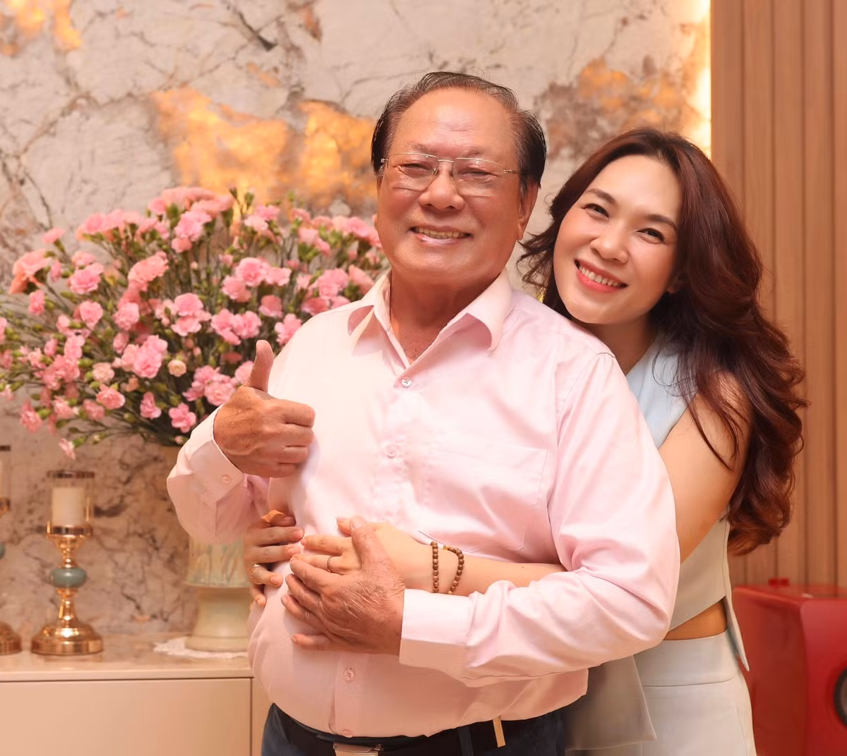 Ca sĩ Mỹ Tâm hạnh phúc trong ngày sinh nhật bố. Ảnh: FB My Tam