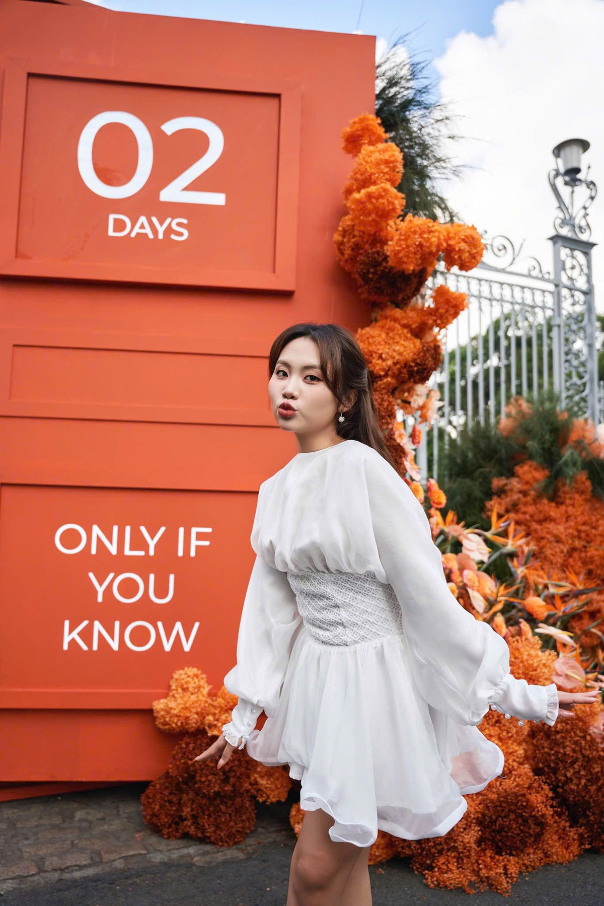  Tin tức sao Việt 8/5: Ca sĩ Phương Mỹ Chi diện váy trắng "bánh bèo", tạo dáng nhí nhảnh. Ảnh: FB Phương Mỹ Chi