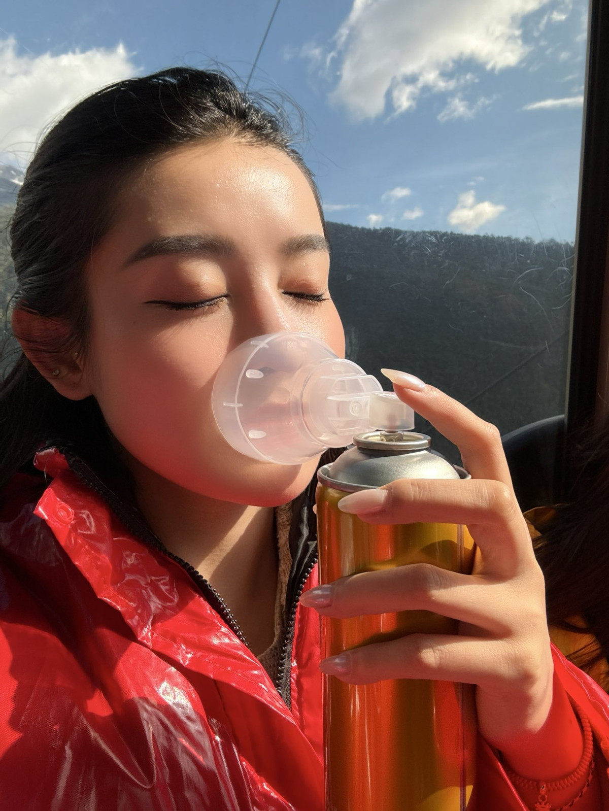 Đến thăm núi Ngọc Long, Trung Quốc, Á hậu Huyền My kể về trải nghiệm phải thở oxy vì không khí loãng. Ảnh: FB Nguyen Tran Huyen My