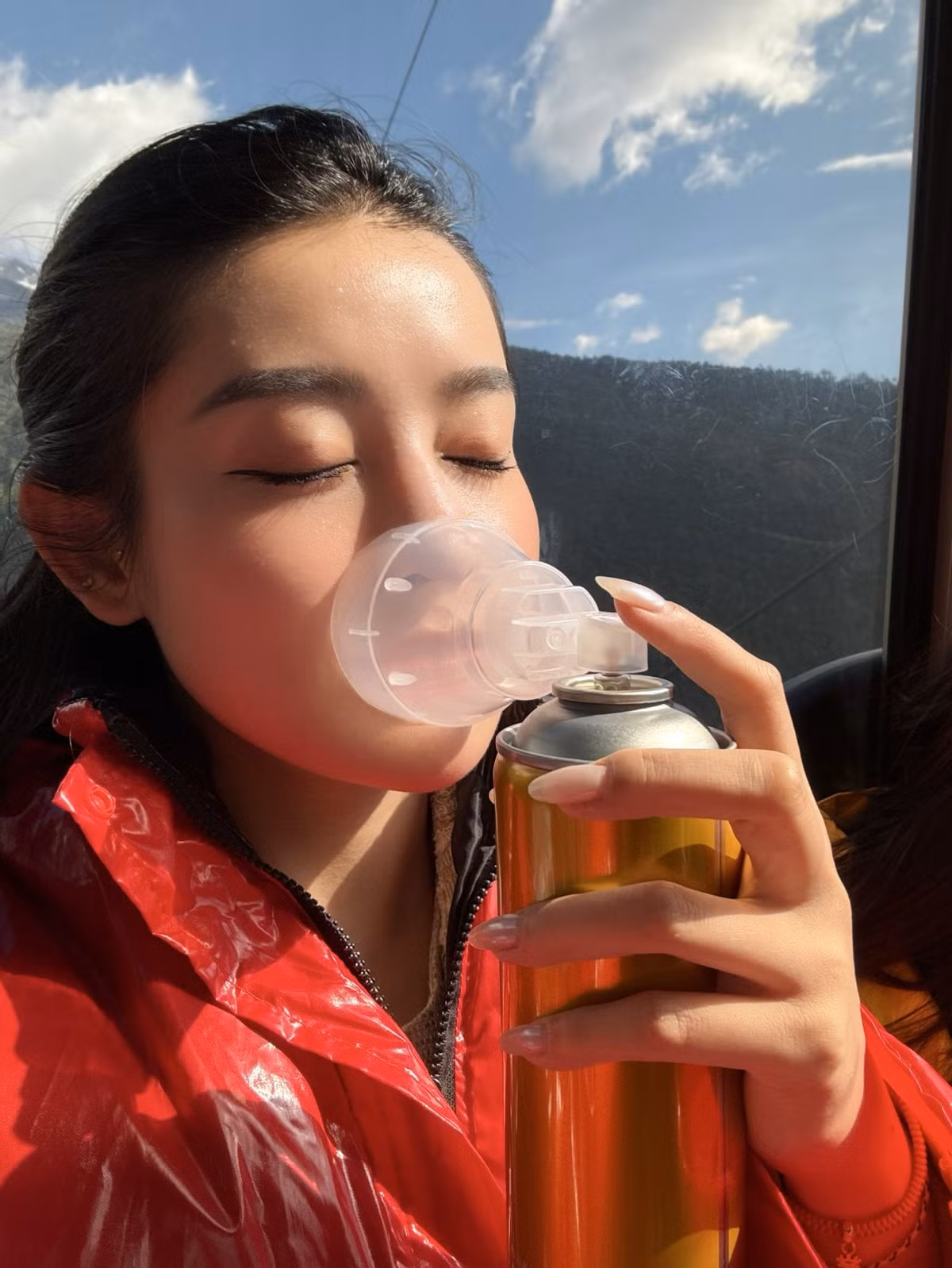 Đến thăm núi Ngọc Long, Trung Quốc, Á hậu Huyền My kể về trải nghiệm phải thở oxy vì không khí loãng. Ảnh: FB Nguyen Tran Huyen My