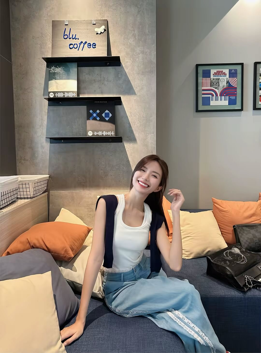 Ngọc Huyền chụp ảnh tươi cười rạng rỡ ở quán cà phê. Ảnh: Nguyễn Ngọc Huyền