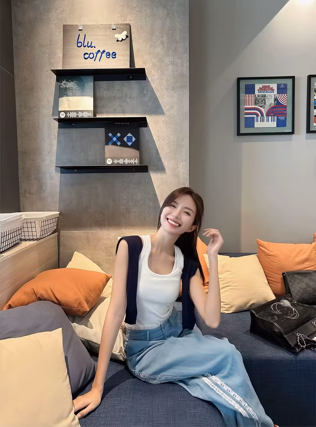 Ngọc Huyền chụp ảnh tươi cười rạng rỡ ở quán cà phê. Ảnh: Nguyễn Ngọc Huyền