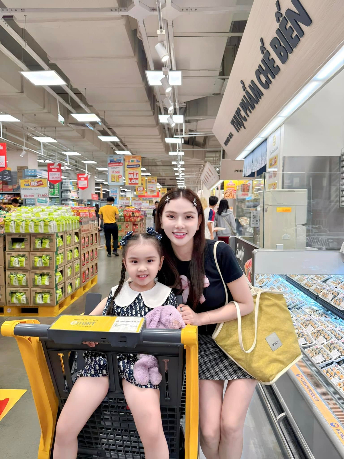 Ca sĩ Thu Thuỷ đi siêu thị với con gái dịp cuối tuần. Ảnh: FB Nguyễn Thu Thuỷ