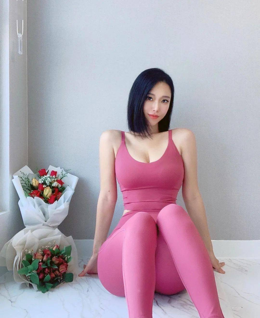 Khi diện đồ tập, tỷ lệ cơ thể hoàn hảo của người đẹp Hàn Quốc này càng hiện rõ.