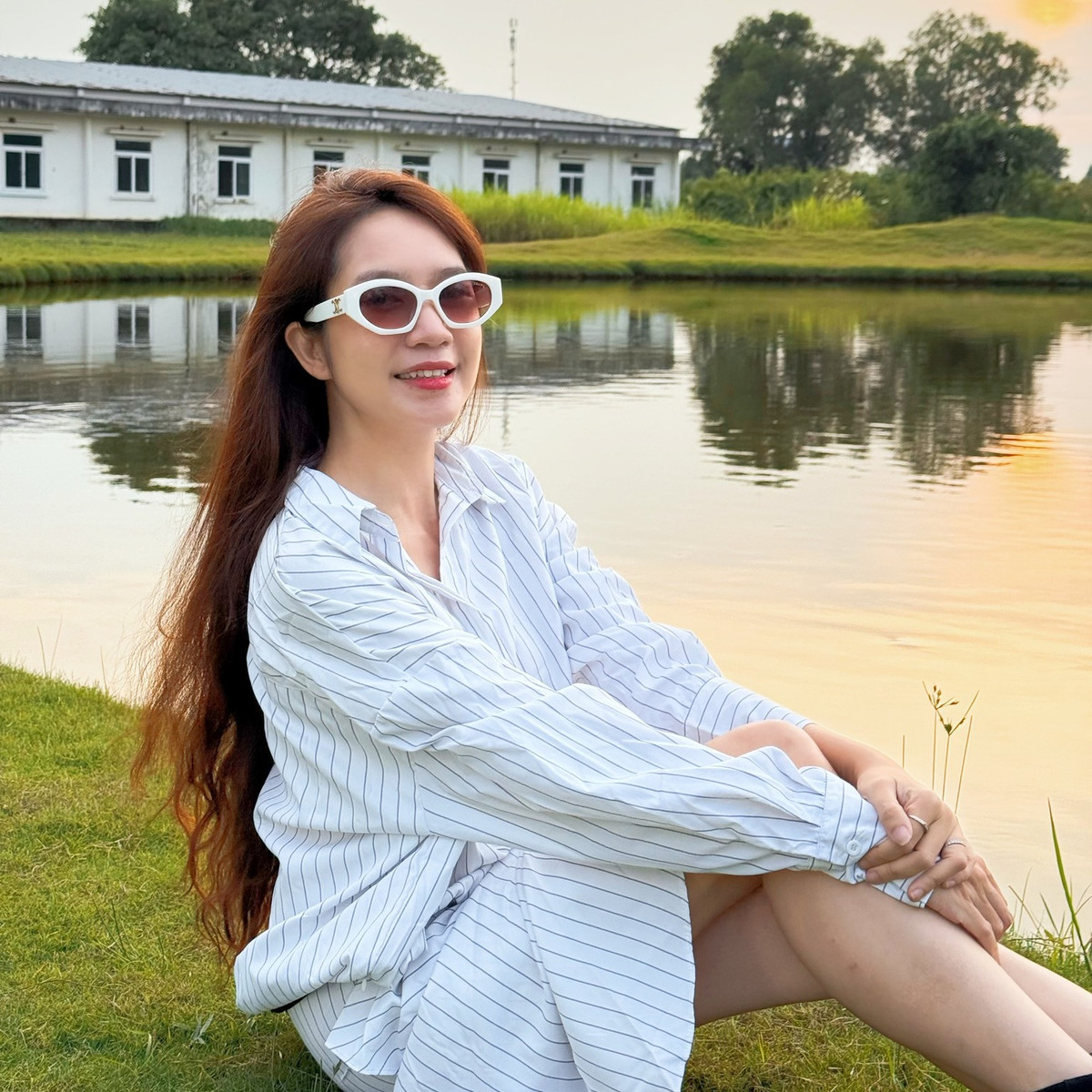 Bà xã Lý Hải - Minh Hà khoe vẻ đẹp trẻ trung khi chụp ảnh trên bãi cỏ. Ảnh: FB Ly Hai Minh Ha