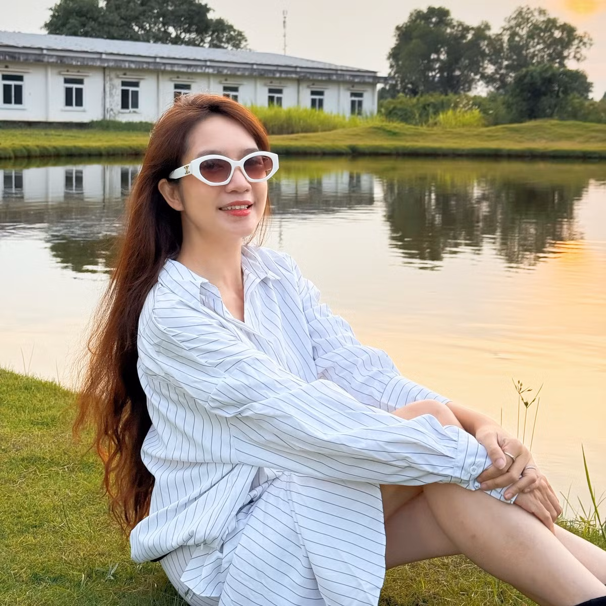 Bà xã Lý Hải - Minh Hà khoe vẻ đẹp trẻ trung khi chụp ảnh trên bãi cỏ. Ảnh: FB Ly Hai Minh Ha