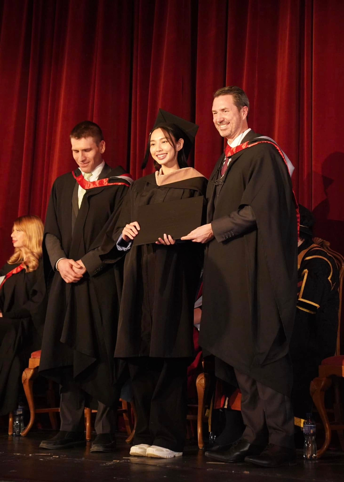 Hoa hậu Thuỳ Tiên nhận bằng tốt nghiệp Thạc sĩ tại Thuỵ Sĩ. Ảnh: FB Nguyễn Thúc Thùy Tiên