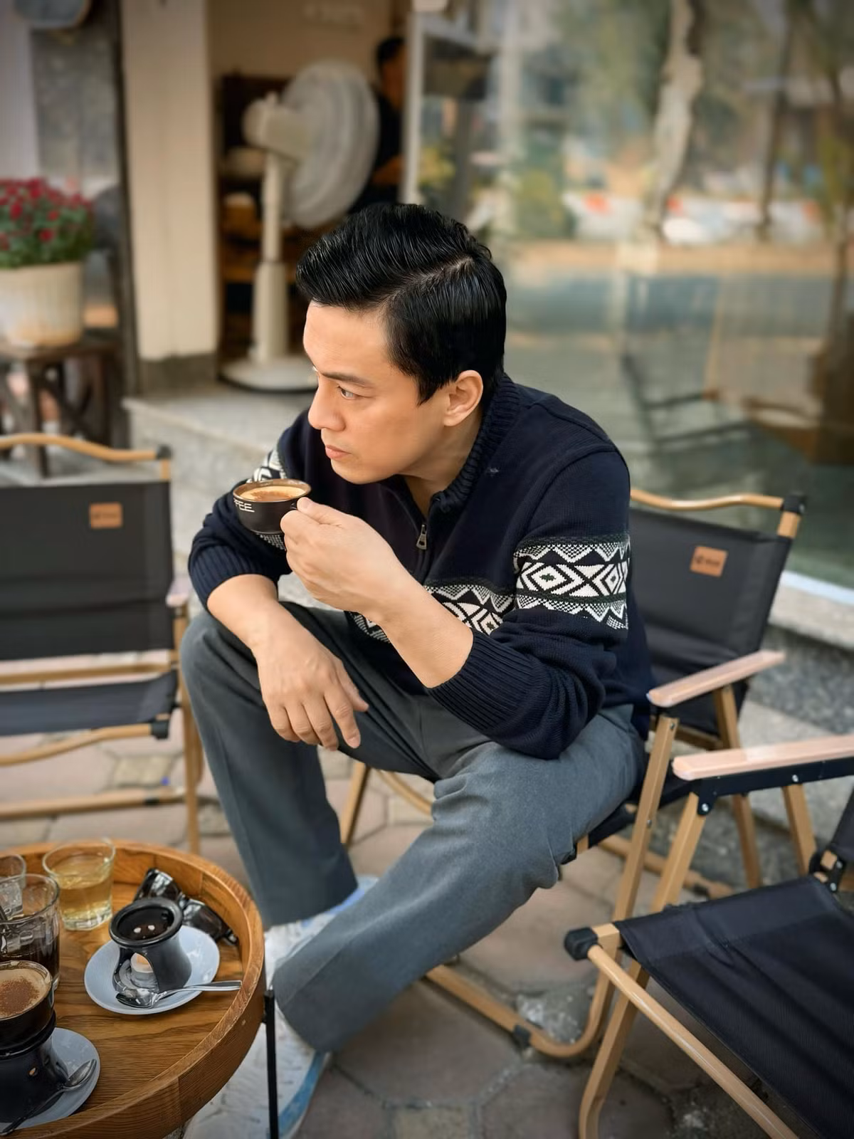 "Ngồi uống tại 1 trong những quán cà phê có tên tuổi nổi tiếng lâu năm tại Hà Nội", ca sĩ Lam Trường trở lại thủ đô. Ảnh: FB Lam Truong