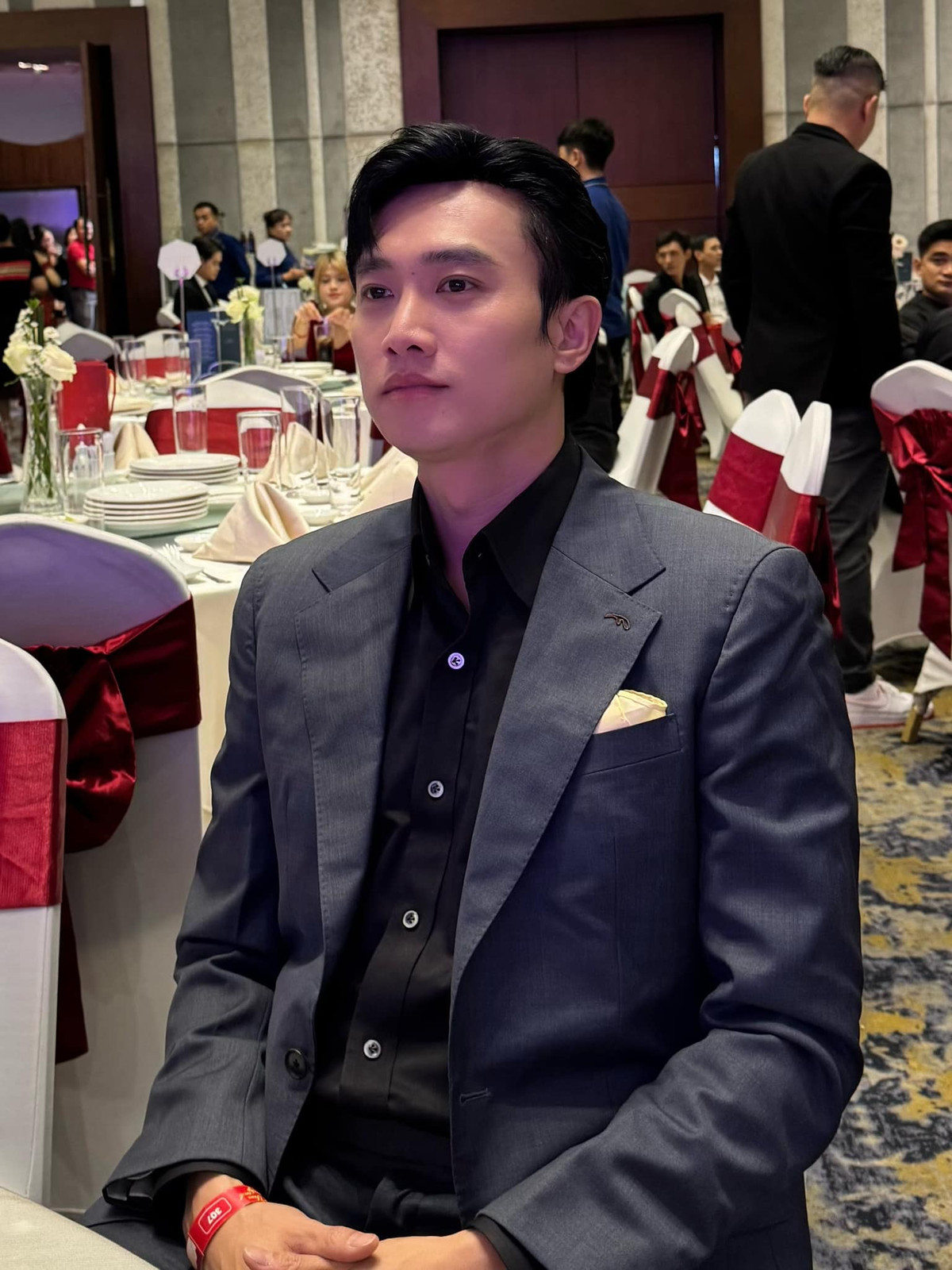 Ông chủ Quốc Trường bảnh bao dự tất niên công ty. Ảnh: FB Nguyễn Quốc Trường