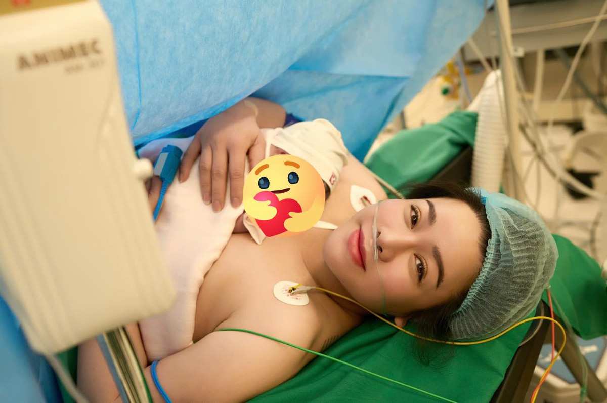 Nhật Kim Anh đăng bức ảnh đầu tiên sau sinh, khi cô và con gái Julia được tiếp xúc da kề da ngay khi bé vừa chào đời. Ảnh: FB Nhật Kim Anh