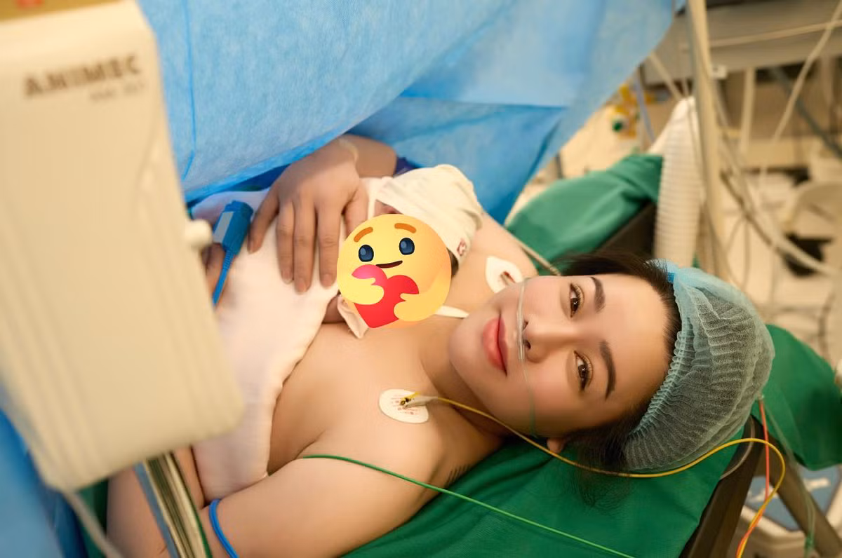 Nhật Kim Anh đăng bức ảnh đầu tiên sau sinh, khi cô và con gái Julia được tiếp xúc da kề da ngay khi bé vừa chào đời. Ảnh: FB Nhật Kim Anh