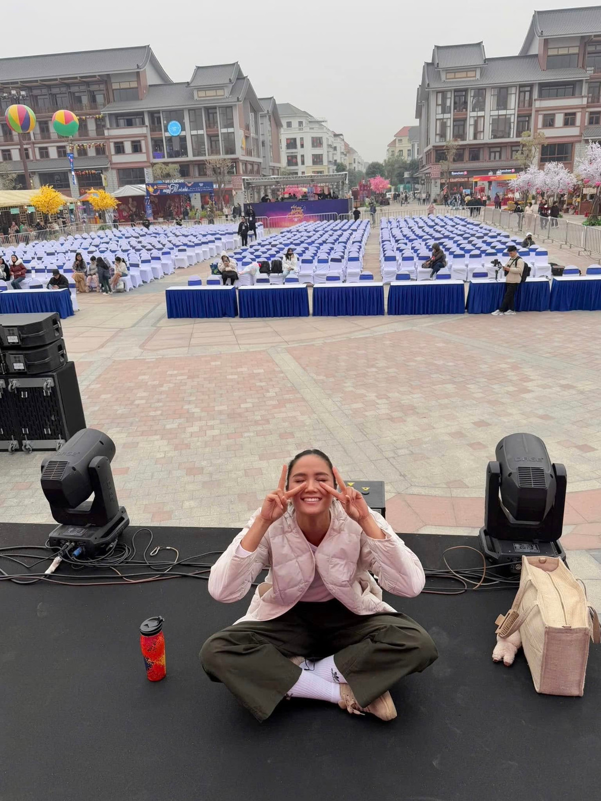 H'Hen Niê ngồi bệt, tạo dáng xì tin trên sân khấu. Ảnh: FB H'Hen Niê