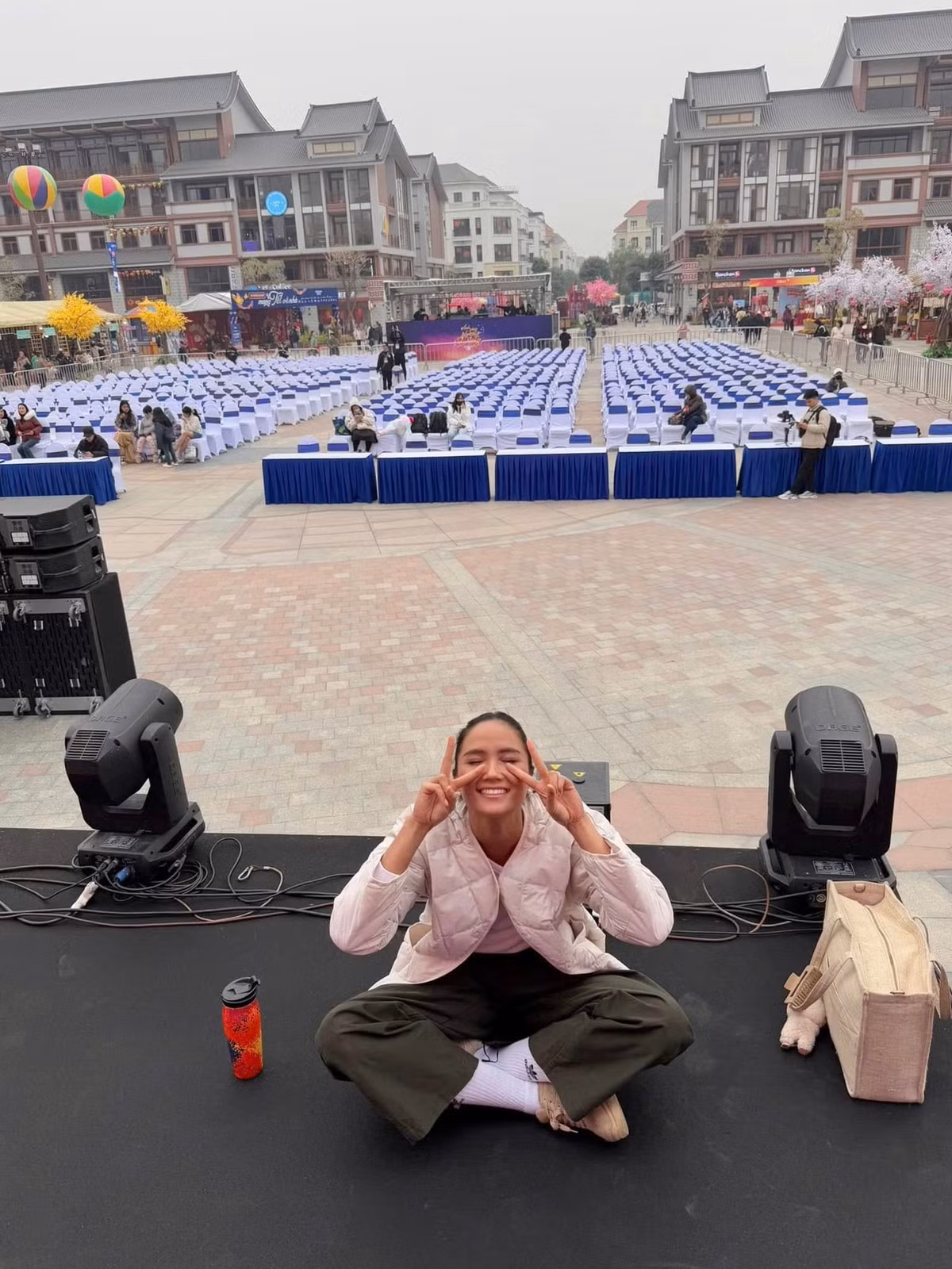 H'Hen Niê ngồi bệt, tạo dáng xì tin trên sân khấu. Ảnh: FB H'Hen Niê