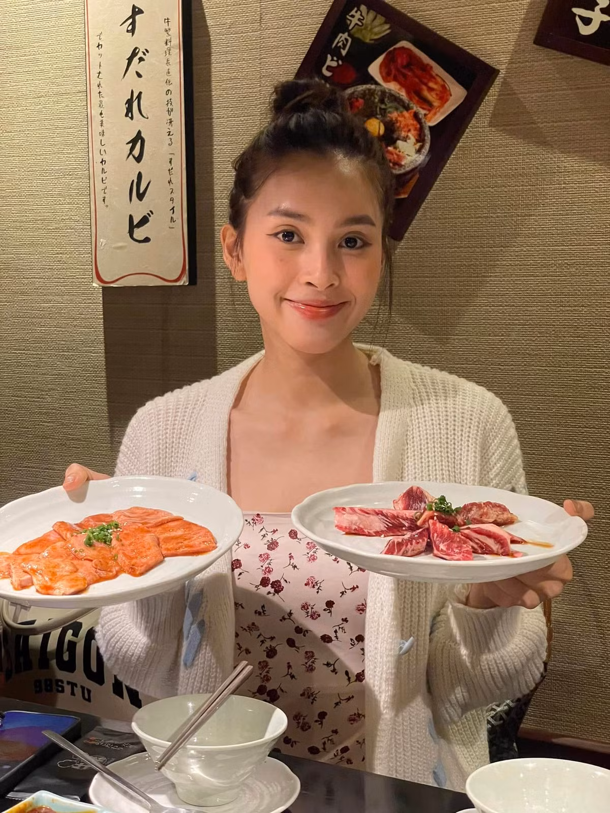 Hoa hậu Tiểu Vy thích thú vì đã lâu mới được thưởng thức món ăn Nhật. Ảnh: FB Trần Tiểu Vy