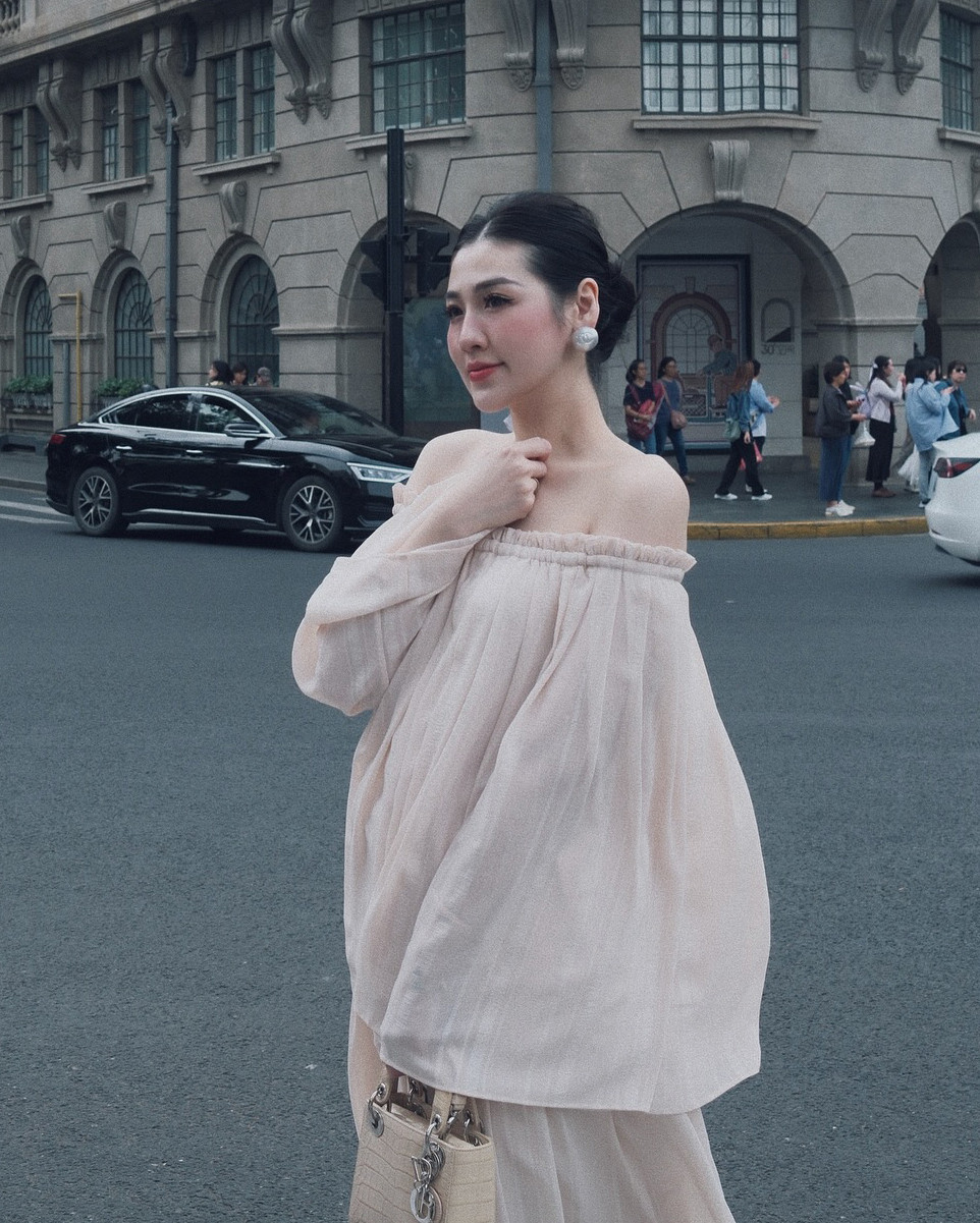 Gu thời trang tinh tế, sang trọng cùng với việc sở hữu những món đồ "trong mơ" càng làm nổi bật đẳng cấp và sự giàu có của nàng Á hậu. Ảnh: IG duongtuanhh