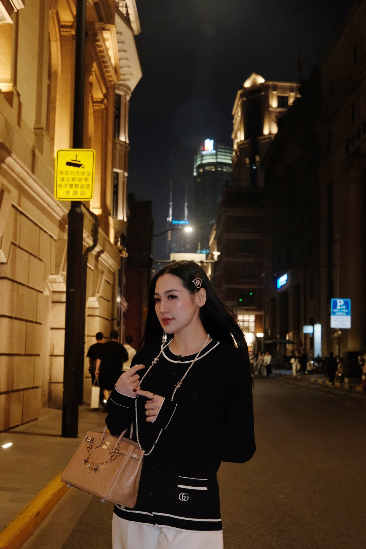 Trên nền tảng mua sắm hàng hiệu Madison Avenue Couture, túi được yết giá từ 43.500 USD đến 47.500 USD (khoảng 1,1 đến 1,2 tỷ đồng). Ảnh: FB Duong Tu Anh