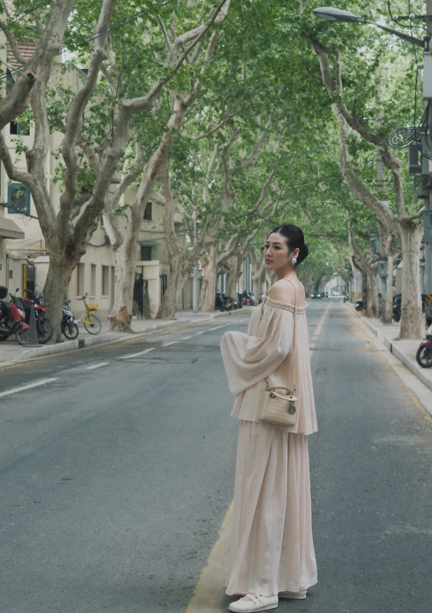 Ngoài ra, Dương Tú Anh còn đem theo túi xách Lady Dior làm từ da cá sấu với giá bán từ 700 triệu đồng đến hơn một tỷ đồng. Ảnh: IG duongtuanhh