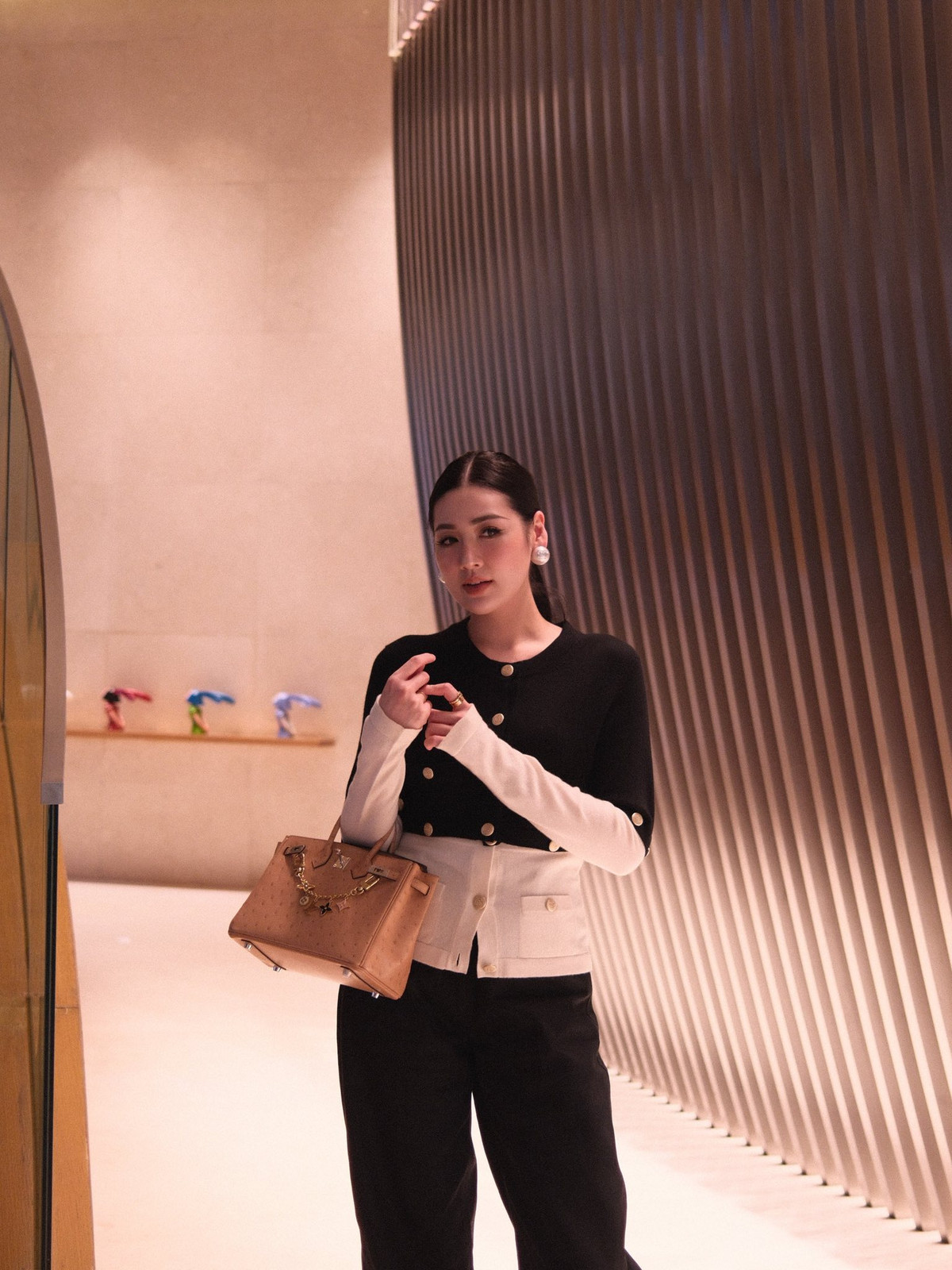 Bà mẹ hai con sử dụng mẫu túi Hermes Birkin da đà điểu, cũng là một thiết kế xa xỉ limited. Ảnh: FB Duong Tu Anh