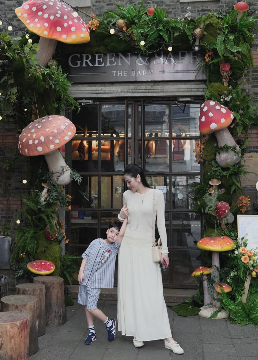 Trên trang cá nhân và tại các sự kiện, cô thường xuyên khoe khéo bộ sưu tập túi xách, trang sức, quần áo đến từ các nhà mốt hàng đầu thế giới. Ảnh: IG duongtuanhh